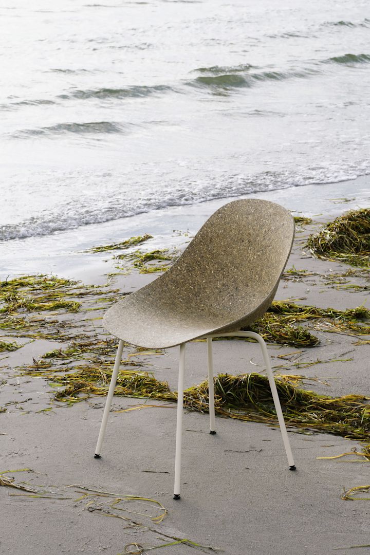 Circulair design blijft een belangrijke trend in de meubelwereld van 2025, zoals blijkt uit de Mat stoel van Normann Copenhagen. Deze stoel heeft een zitting die is gemaakt van duurzame materialen zoals hennep en zeegras, wat bijdraagt aan een milieuvriendelijke benadering van meubelontwerp.