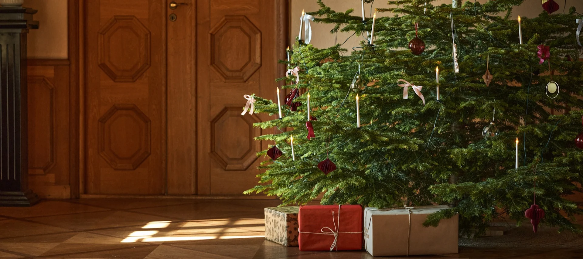 Versier je boom dit jaar met kerstboomdecoraties in de 3 verschillende stijlen van Nest Trends