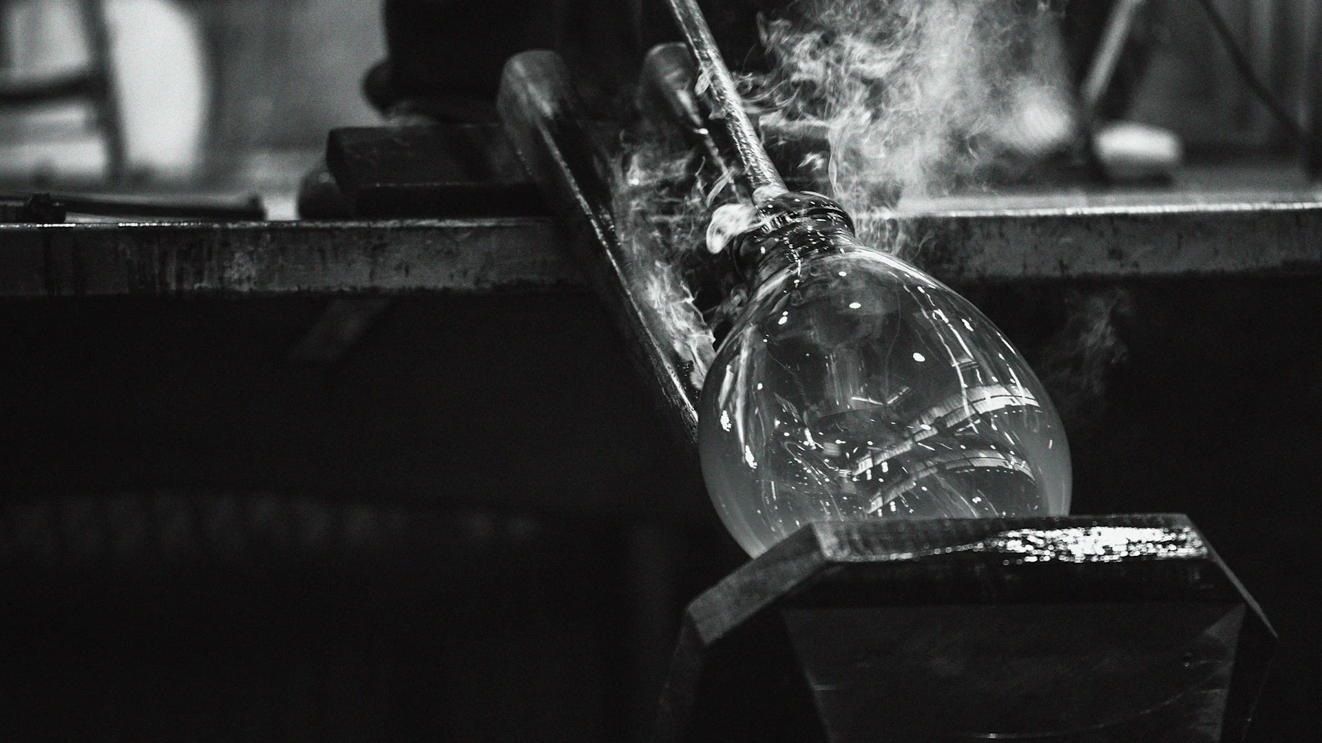 Productie van de Alvar Aalto-vazen van Iittala.