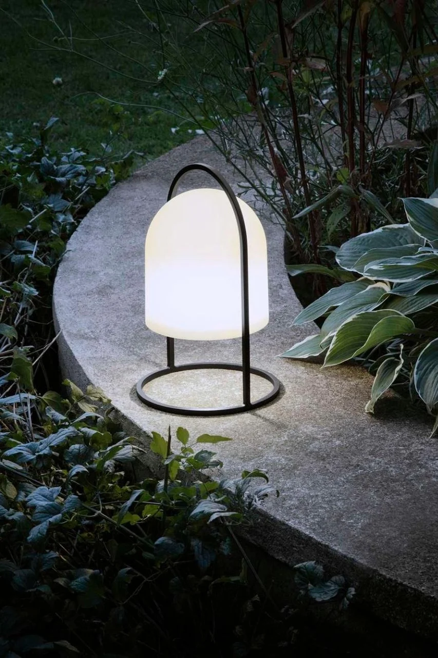 Verlicht tuinpaden met lantaarns en windlichten voor buiten, bijvoorbeeld met de SunLight solarlamp van Eva Solo.
