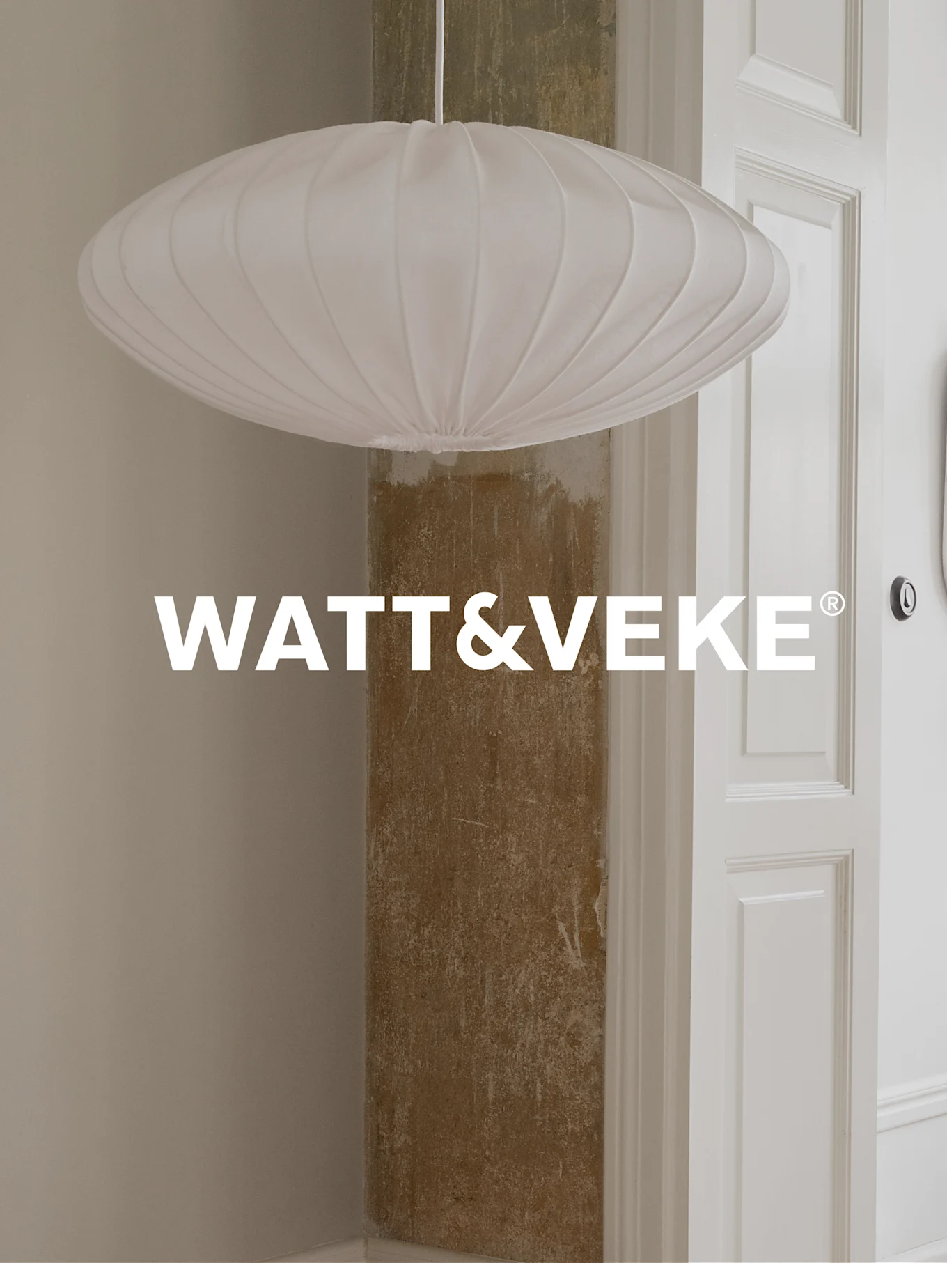 Een witte, geplooide, ovale hanglamp in een kamer, met WATT&VEKE-logo.