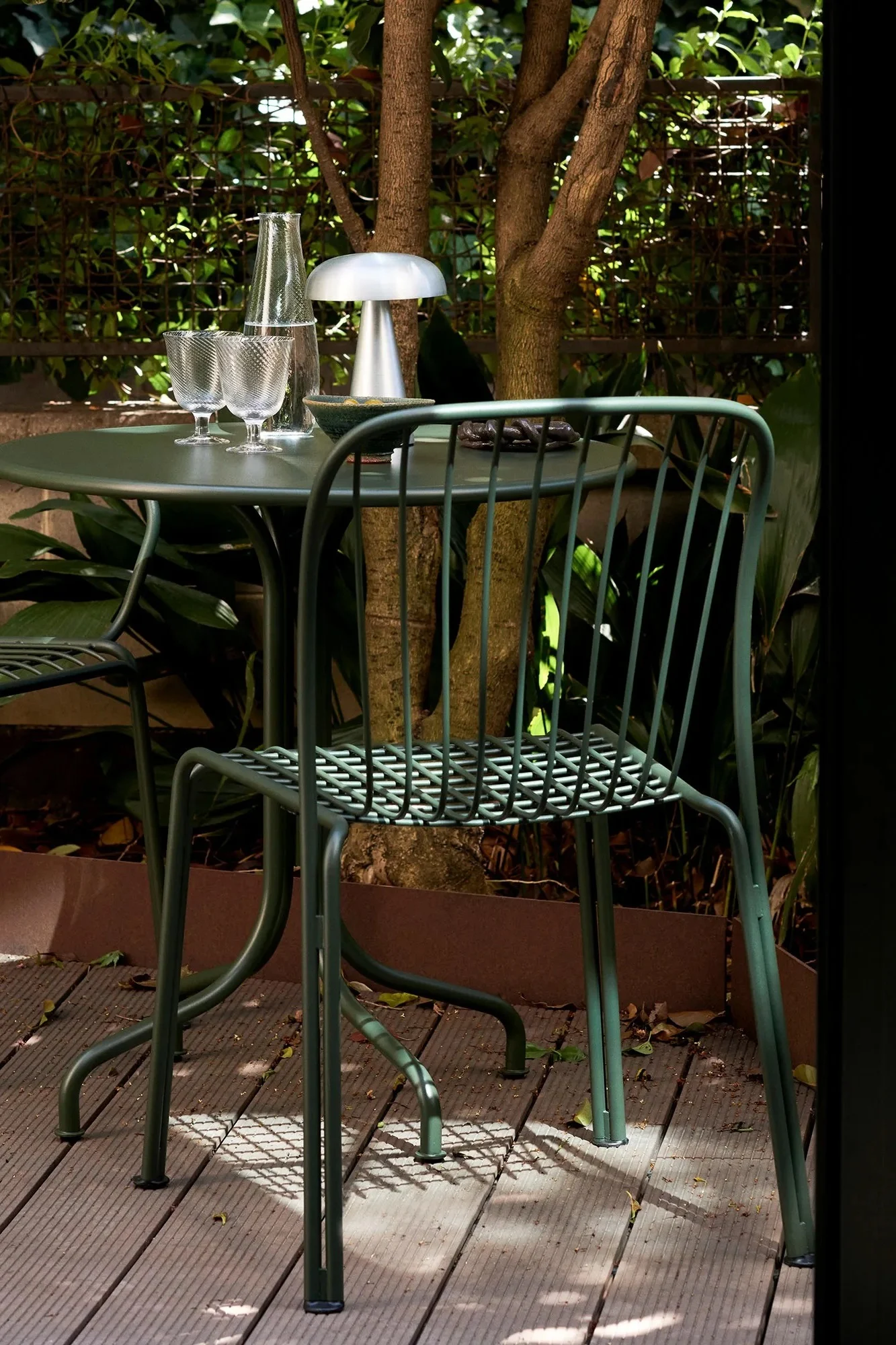 Klein balkonmeubilair: De Thorvald stoel van &Tradition is perfect voor je balkon. De groene stoel van gelakt staal neemt niet veel ruimte in, maar is zowel comfortabel als stijlvol in zijn ontwerp.