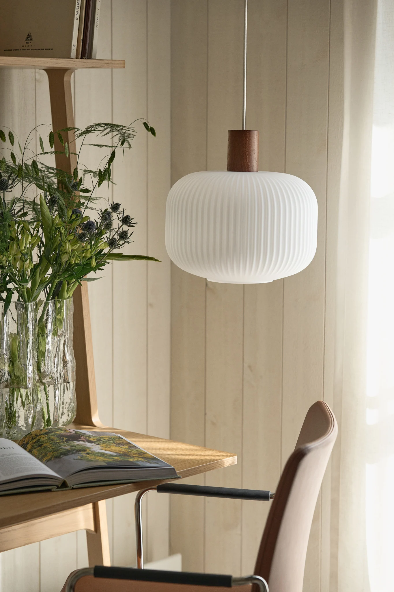 Japandi: Hier zie je de Fair hanglamp van Scandi Living boven een bureau hangen.