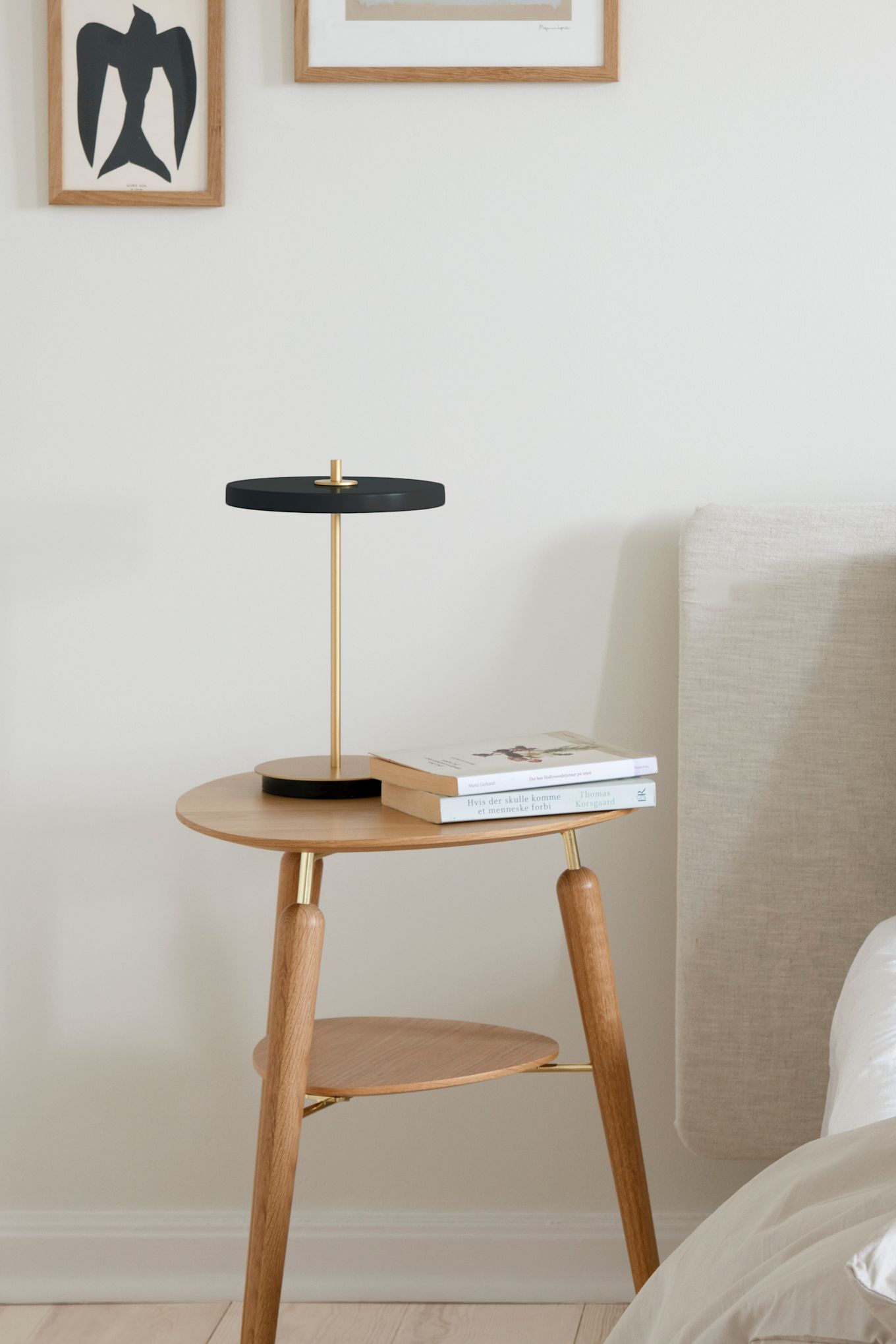 Moderne lampen kunnen een kamer aanzienlijk verbeteren. Hier zie je een stijlvolle Asteria Move tafellamp op de My Spot bijzettafel, beide van Umage.