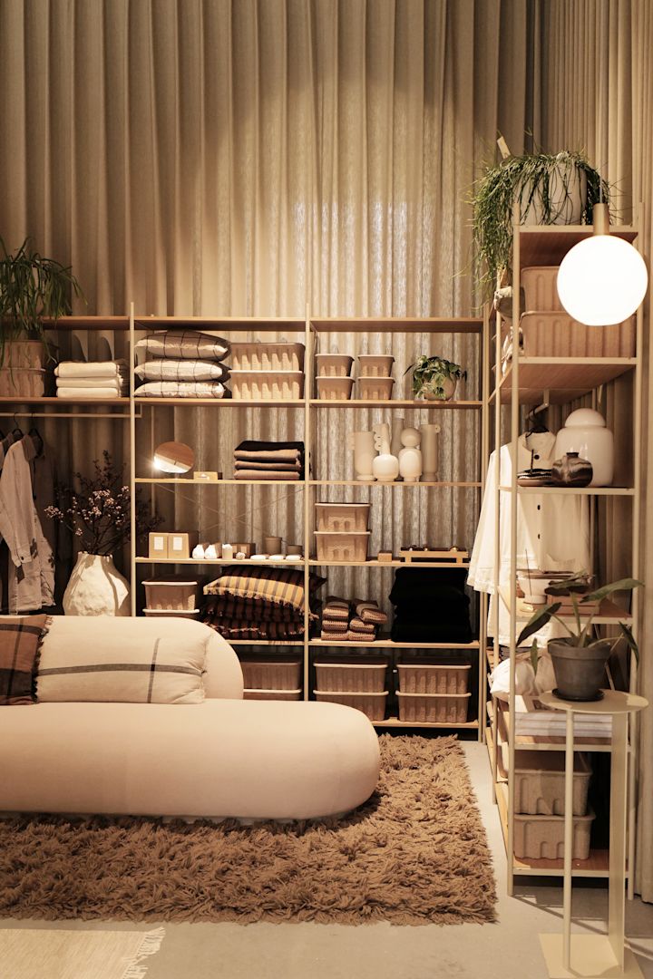 Een inloopkast in de showroom van Ferm Living in Kopenhagen, Denemarken.