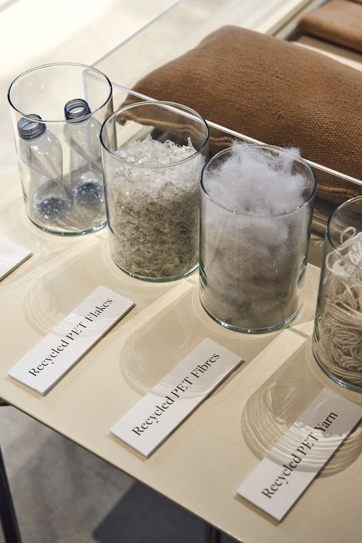 Glazen container met recyclebare materialen in de showroom van Ferm Living.
