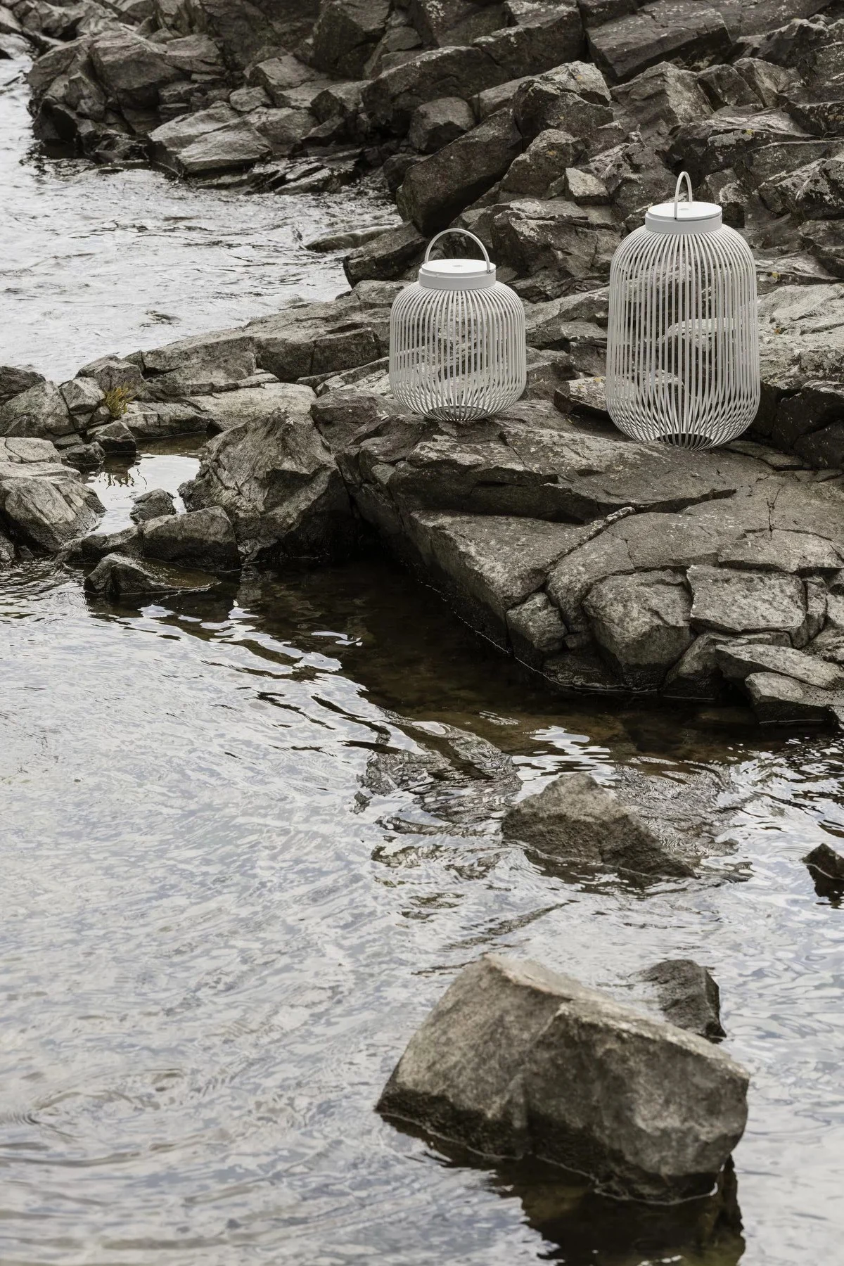 Lantaarns en windlichten voor buiten - hier zie je de Lito lantaarn van Blomus in Nomad in verschillende maten in een gang staan.