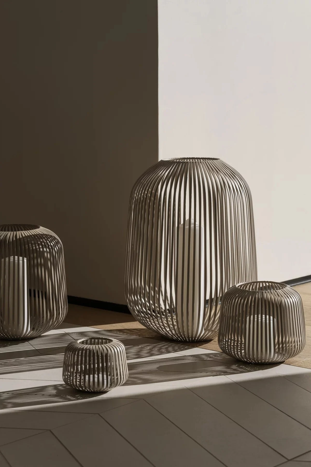 Lantaarns en windlichten voor buiten - hier zie je de Lito lantaarn van Blomus in Nomad in verschillende maten in een gang staan.