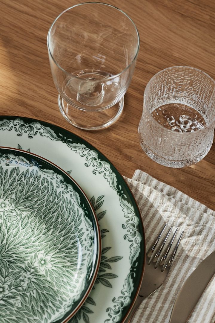 Cadeau-ideeën voor Kerst: Hier ziet men vier rode wijnglazen uit de Essence-collectie van Iittala, samen met de bijpassende karaf.