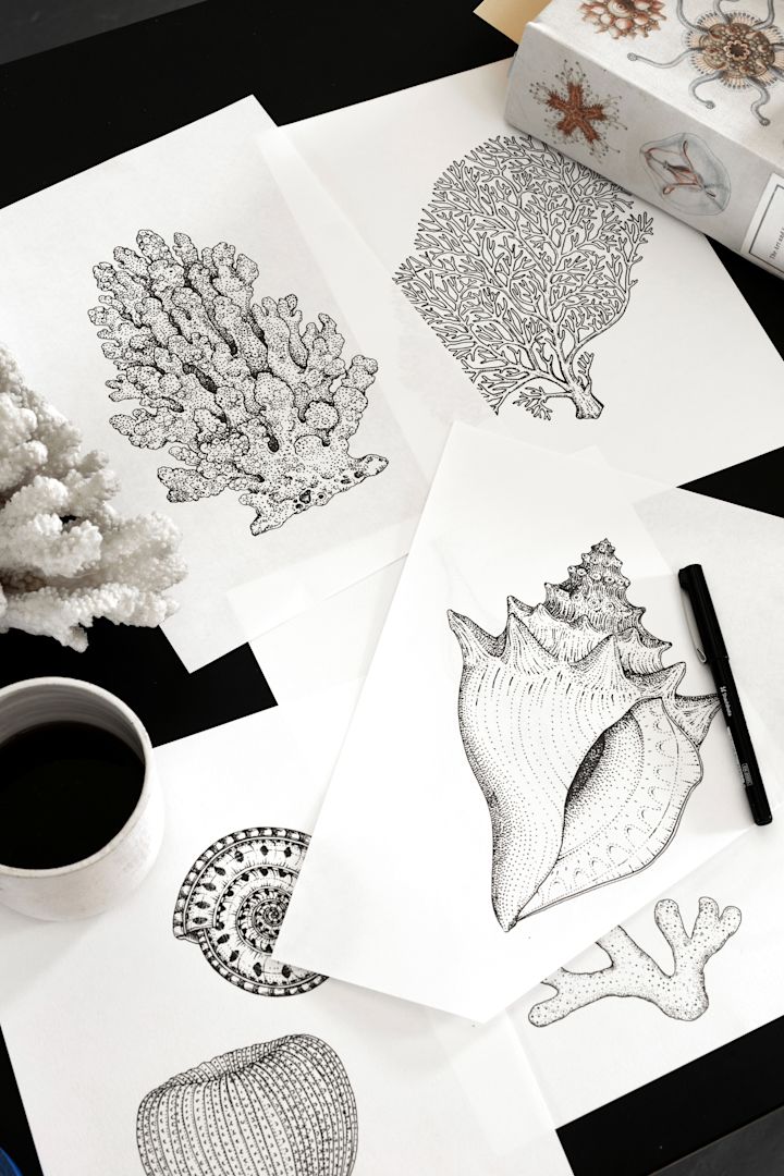 Schetsen op papier voor een behangontwerp van Ferm Living.