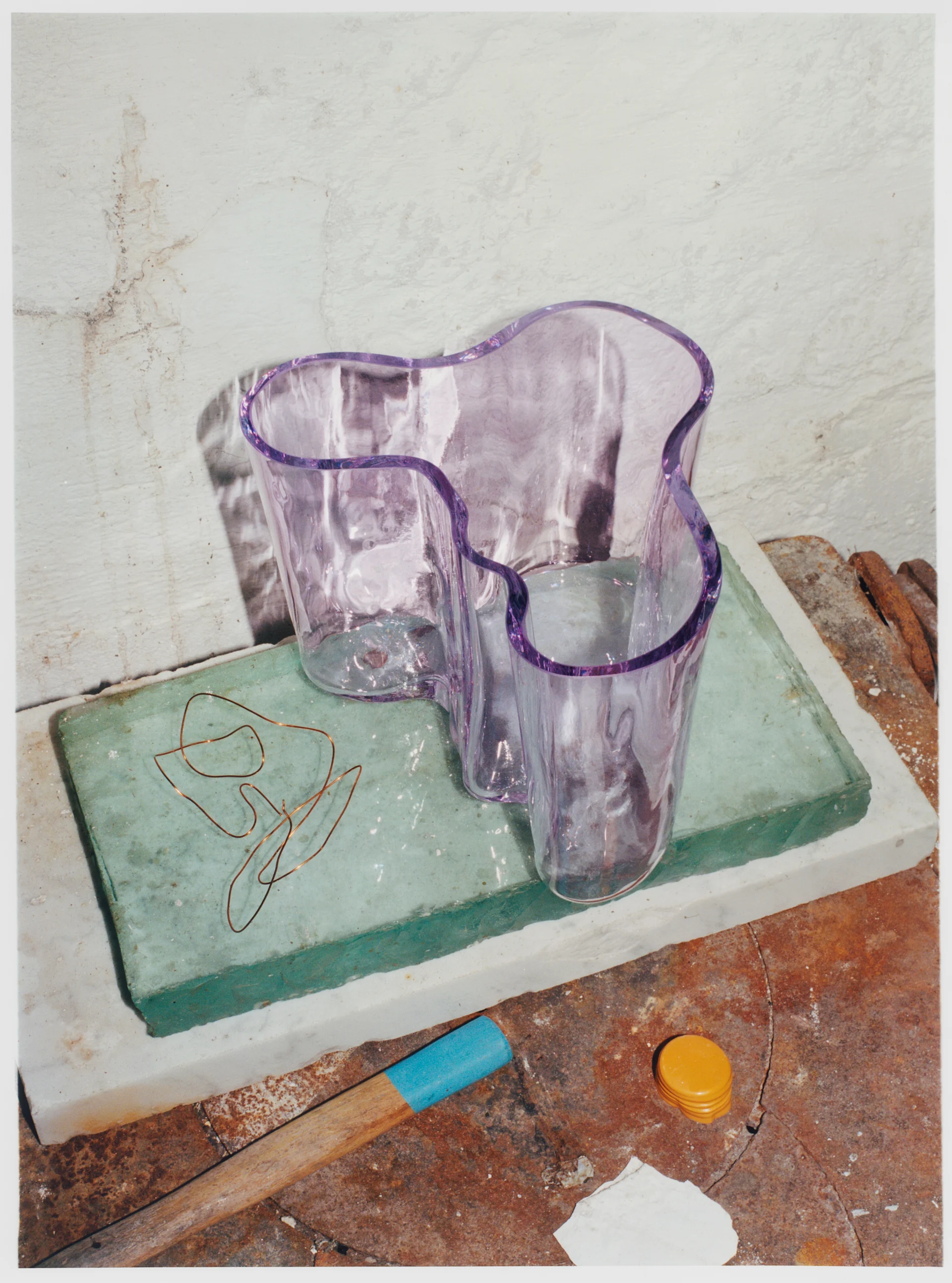 Alvar Aalto vaas van Iittala in lichtpaars op rotsen.