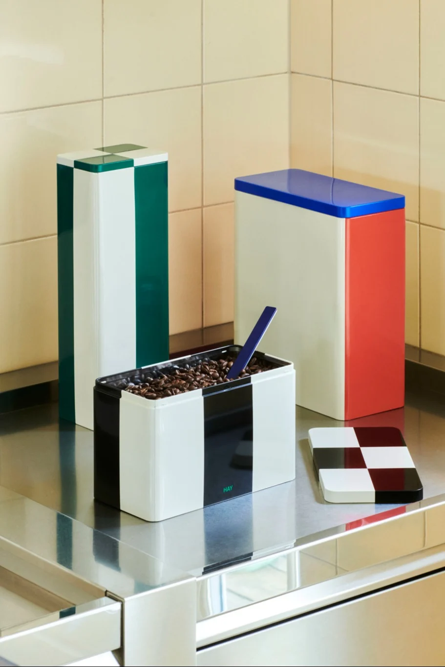 Met de blikken met kleurig patroon van HAY kun je je voorraadkast organiseren en bijvoorbeeld koffie bewaren.