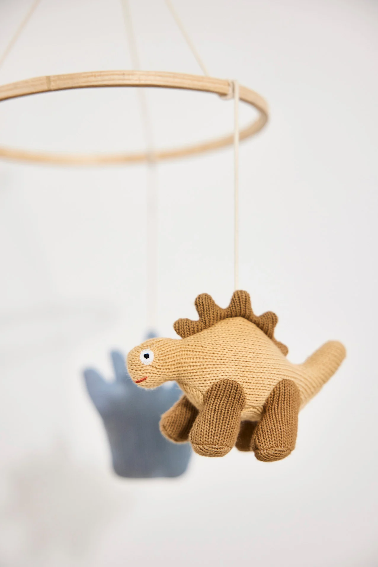 Mobielen helpen niet alleen bij de coördinatie van baby's, maar maken ook de inrichting van de babykamer compleet. De mobiele mobiel Edvin van Kid's Concept bestaat uit bladeren, bessen, bijen en mieren gemaakt van natuurlijke materialen.