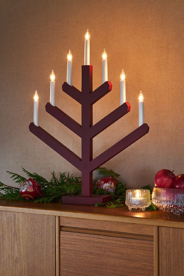 De Scandinavische adventskandelaar van Scandi Living is niet alleen heel traditioneel, maar heeft ook een prachtige kerstrode kleur.