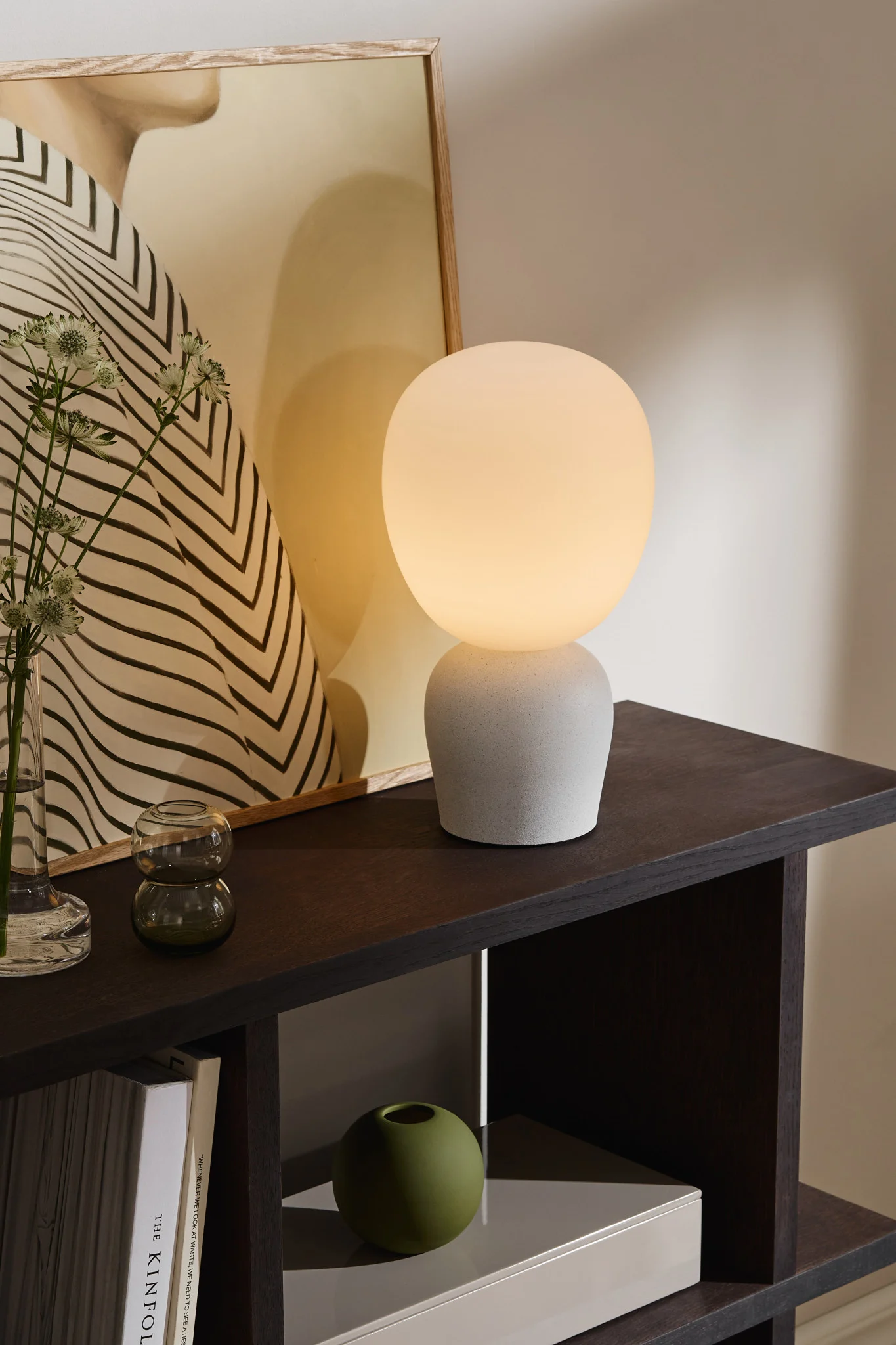 Gebruik verschillende lampen zoals tafellampen, wandlampen en plafondlampen om je eetkamer te verlichten. Hier zie je de Buddy tafellamp met een matglazen lampenkap van Belid. 