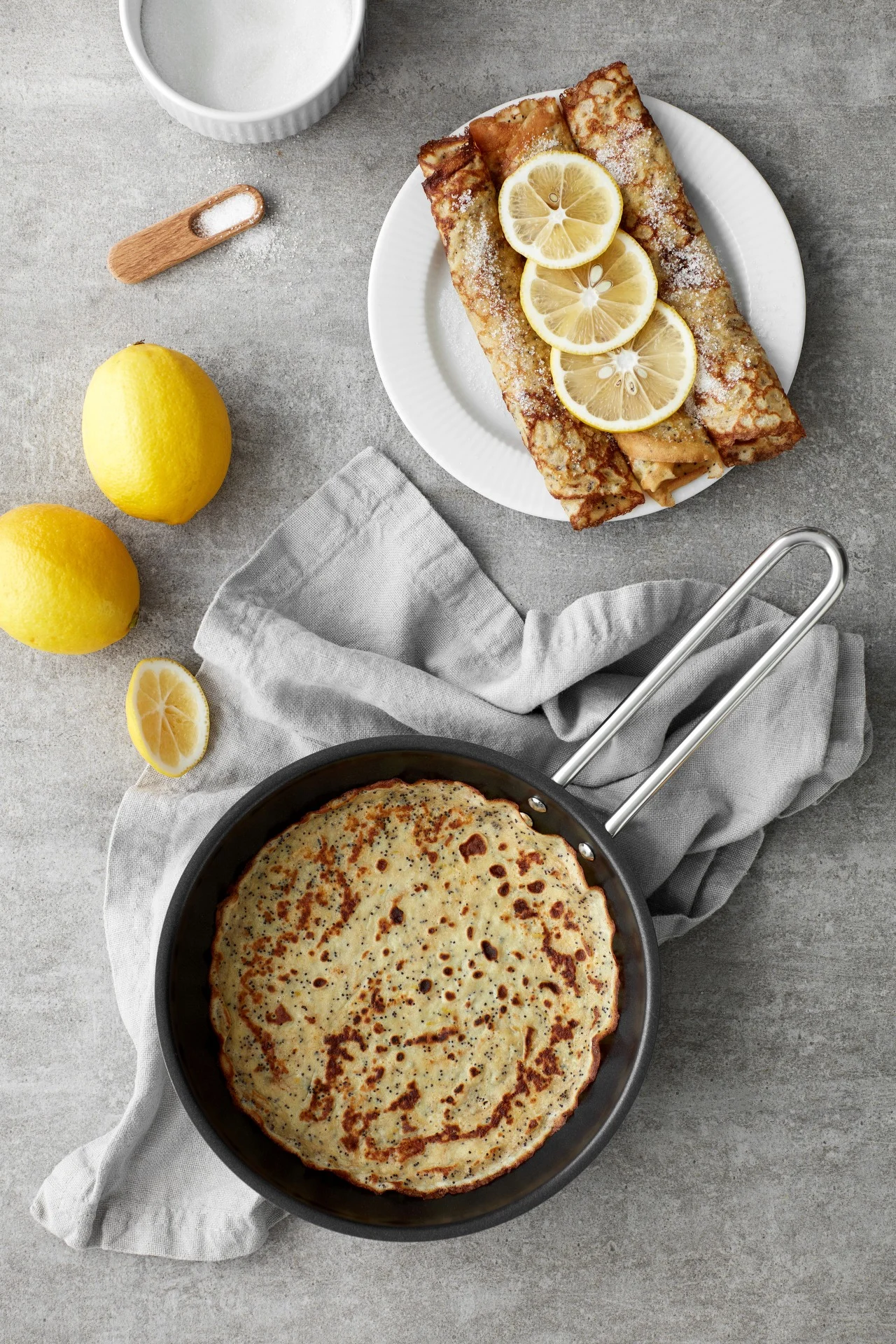 Hier zie je perfect gebakken pannenkoeken in de Eva Trio Roestvrijstalen pan van Eva Solo.