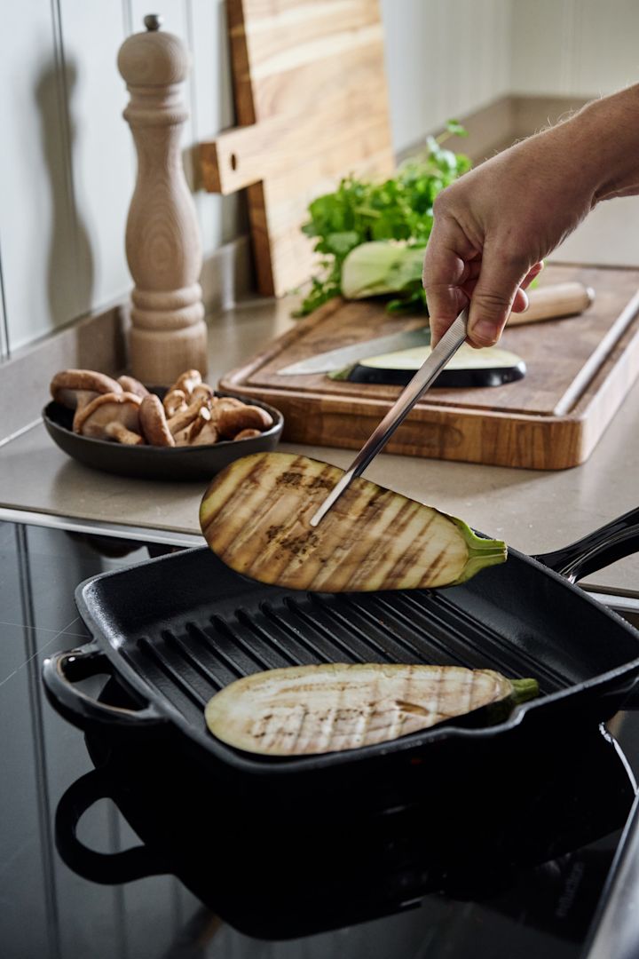 Courgetteplakjes worden gebakken in de Nordwik grillpan.