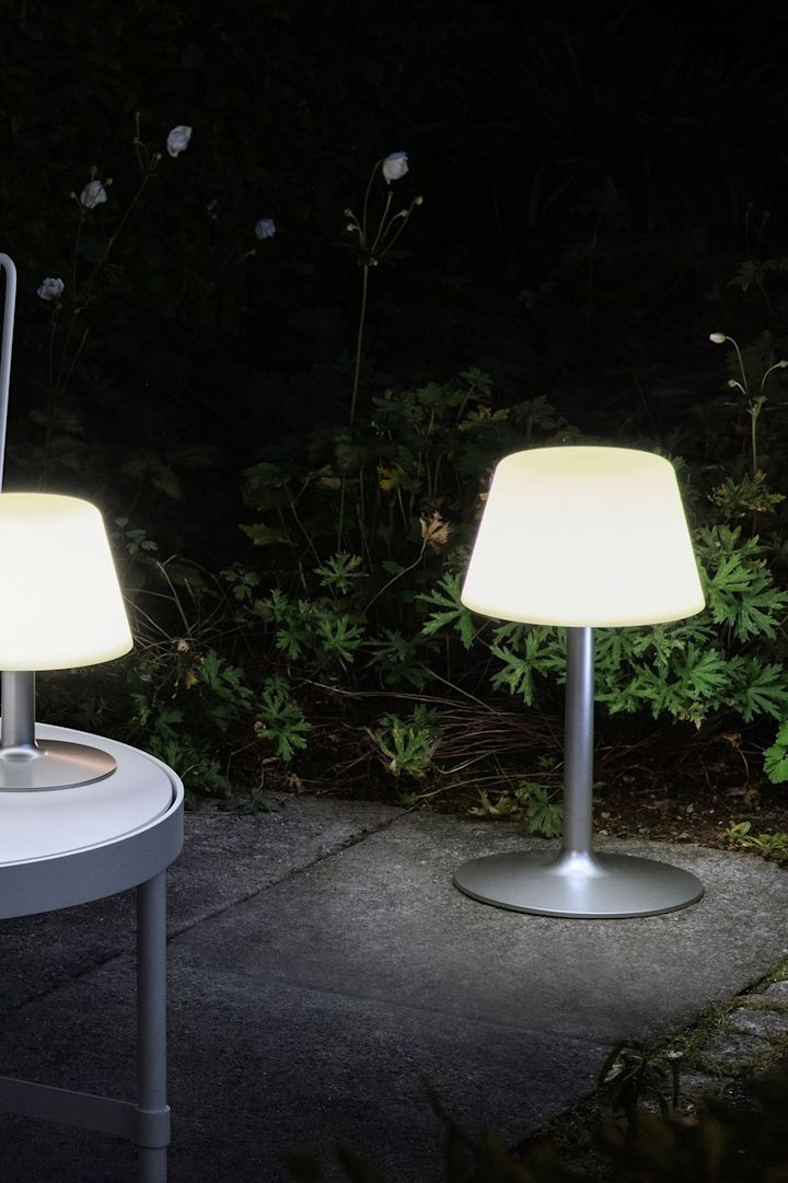 Verlicht je tuin of terras met buitenlantaarns en windlichten, bijvoorbeeld met de SunLight Lounge zonnelamp van Eva Solo, die verkrijgbaar is in drie verschillende maten.