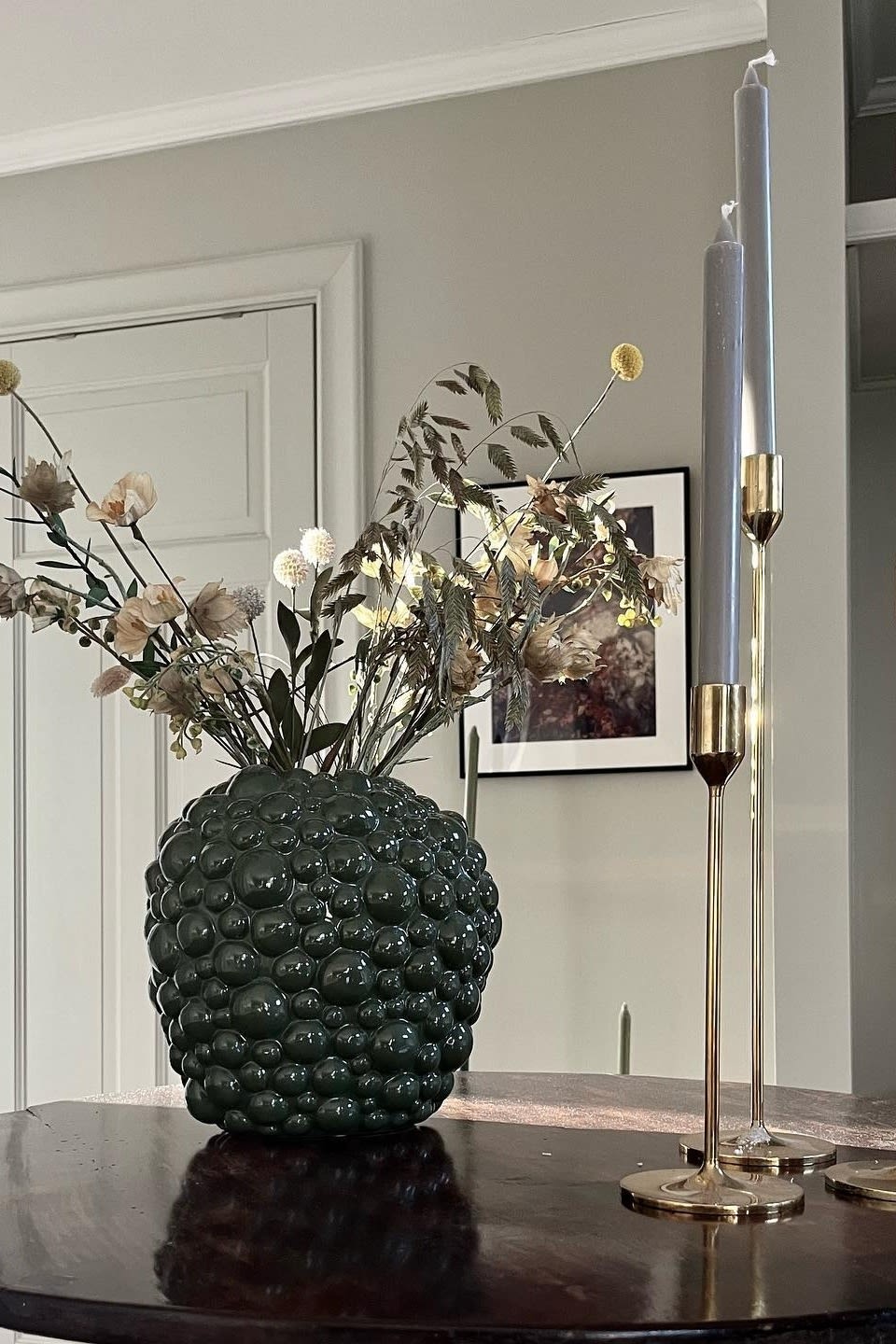 Boho en andere interieurstijlen: Hier zie je de luxe Scandinavische interieurstijl in een foto van Instagram-gebruiker @appeltradet3/ Therese Börjesson.