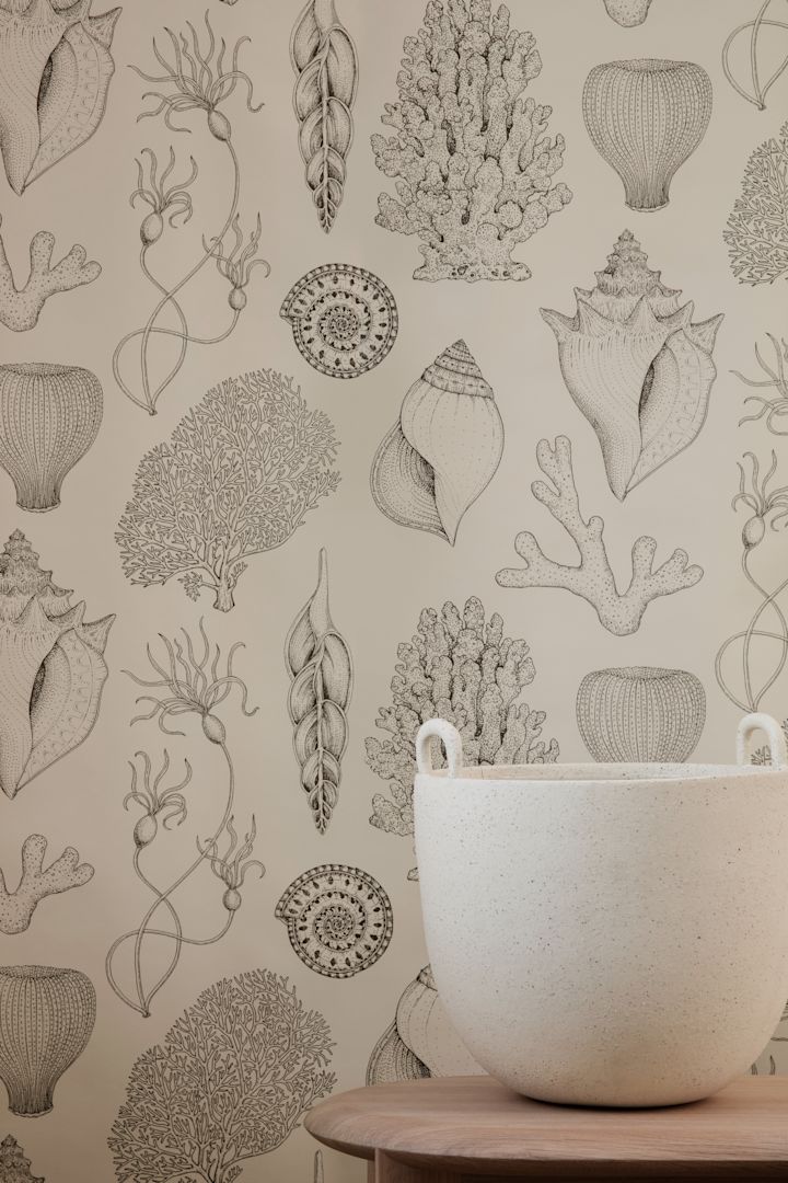 Afgewerkt behang van Ferm Living, klaar om te worden gedecoreerd in huizen om van te houden over de hele wereld.