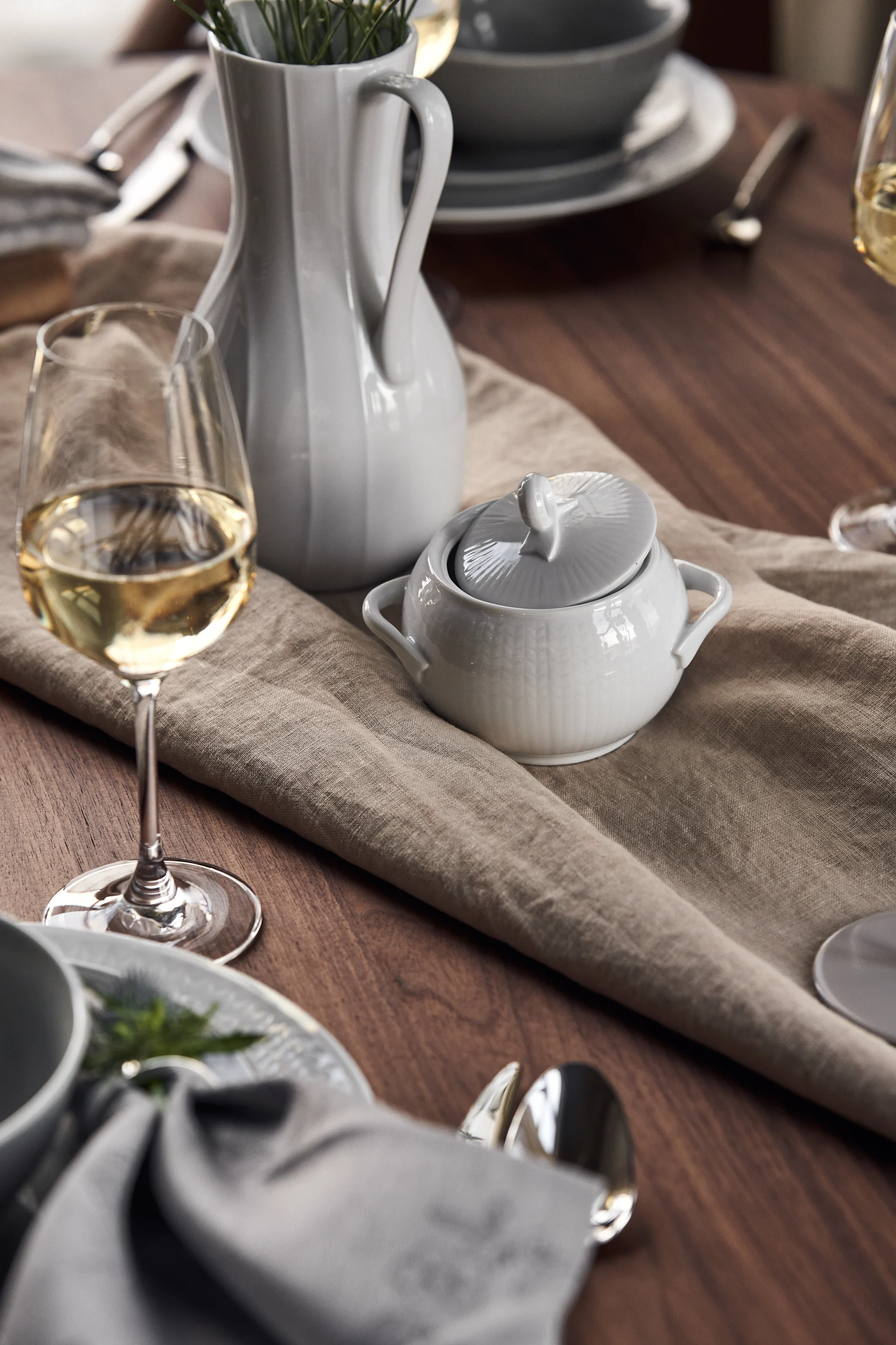 Witte suikerpot Swedish Grace van Rörstrand op een prachtig servies. 