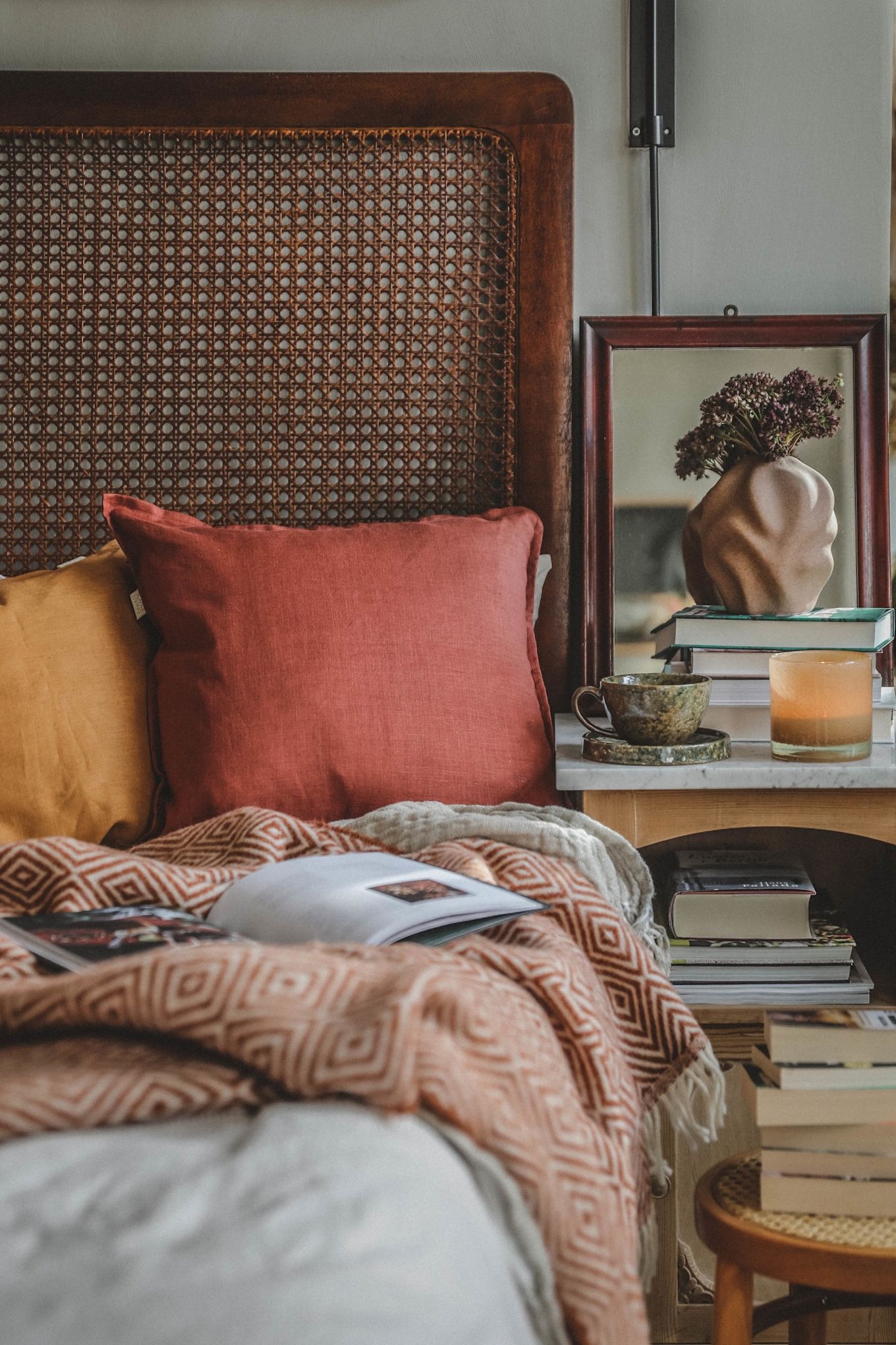 Boho en andere inrichtingsstijlen: de boho-stijl mag niet zonder kleur - zet bijvoorbeeld accenten met kleurrijke kussens, zoals @hannesmauritzon hier doet in zijn slaapkamer.