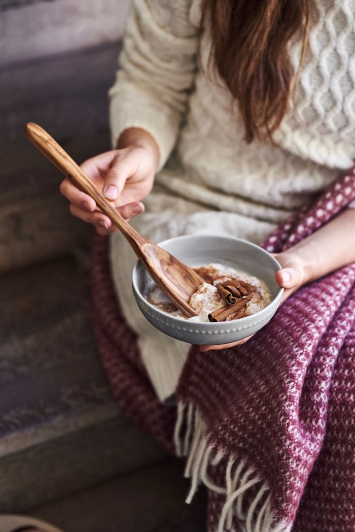 Ook het koken van Tomtegröt zou op je winter-bucketlist moeten staan, hier geserveerd in een Dots-schaal van Scandi Living.