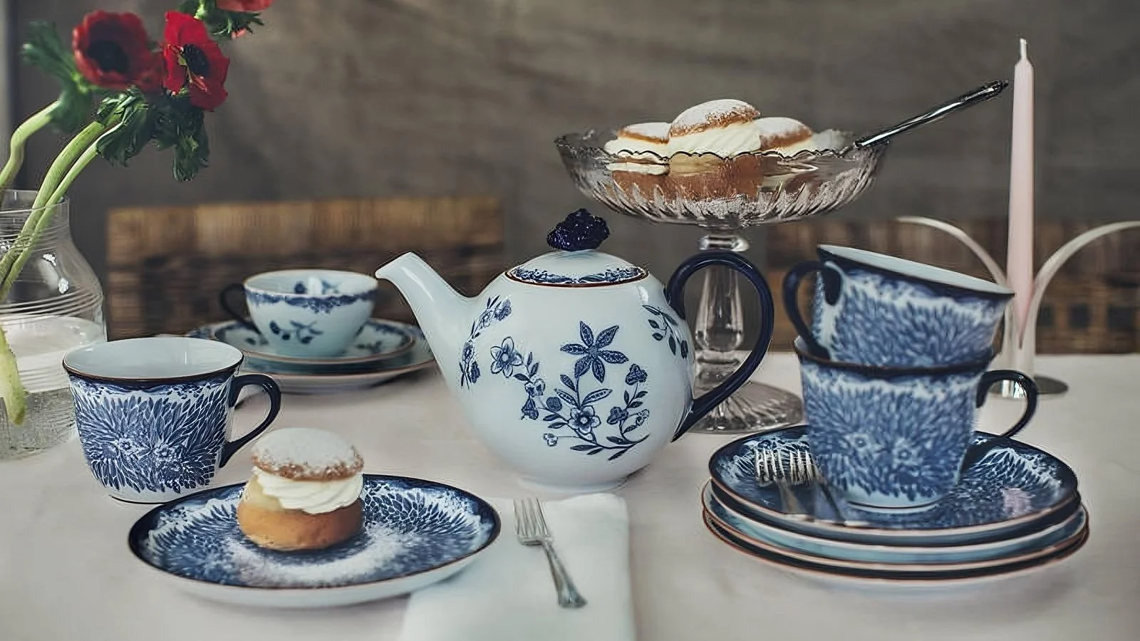 Ook Semlor is een favoriet Zweeds gebakje. Hier zie je er een op typisch koffieservies uit de Ostindia-collectie van Rörstrand.