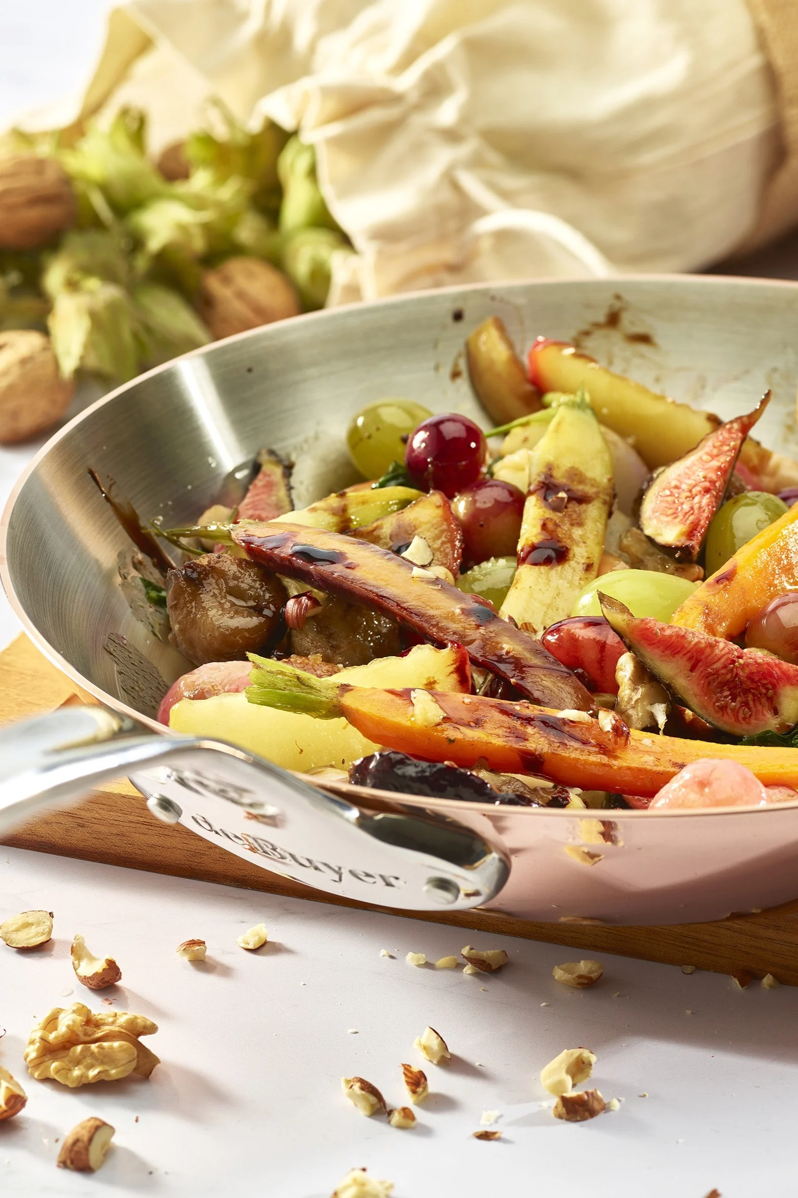 Groenten worden gebakken in de Prima Matera koperen pan van De Buyer.