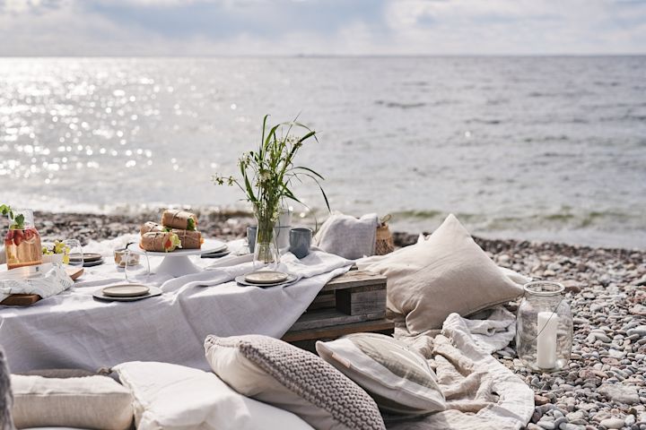Picknicken op het strand is een van de dingen die je deze zomer moet doen en die je op je zomer bucketlist moet zetten. 