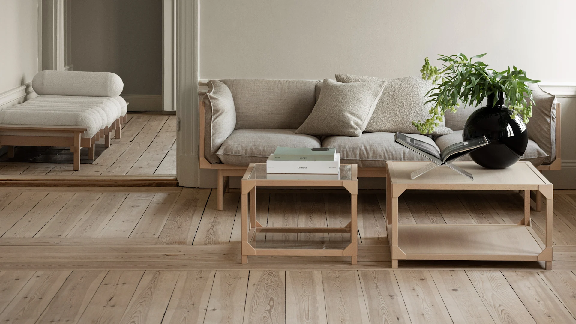 Gärsnäs: Gärsnäs biedt meubels voor alle kamers en in verschillende stijlen. Hier zie je de kleine en grote Bleck salontafel in een lichte woonkamer met een beige bank ernaast.