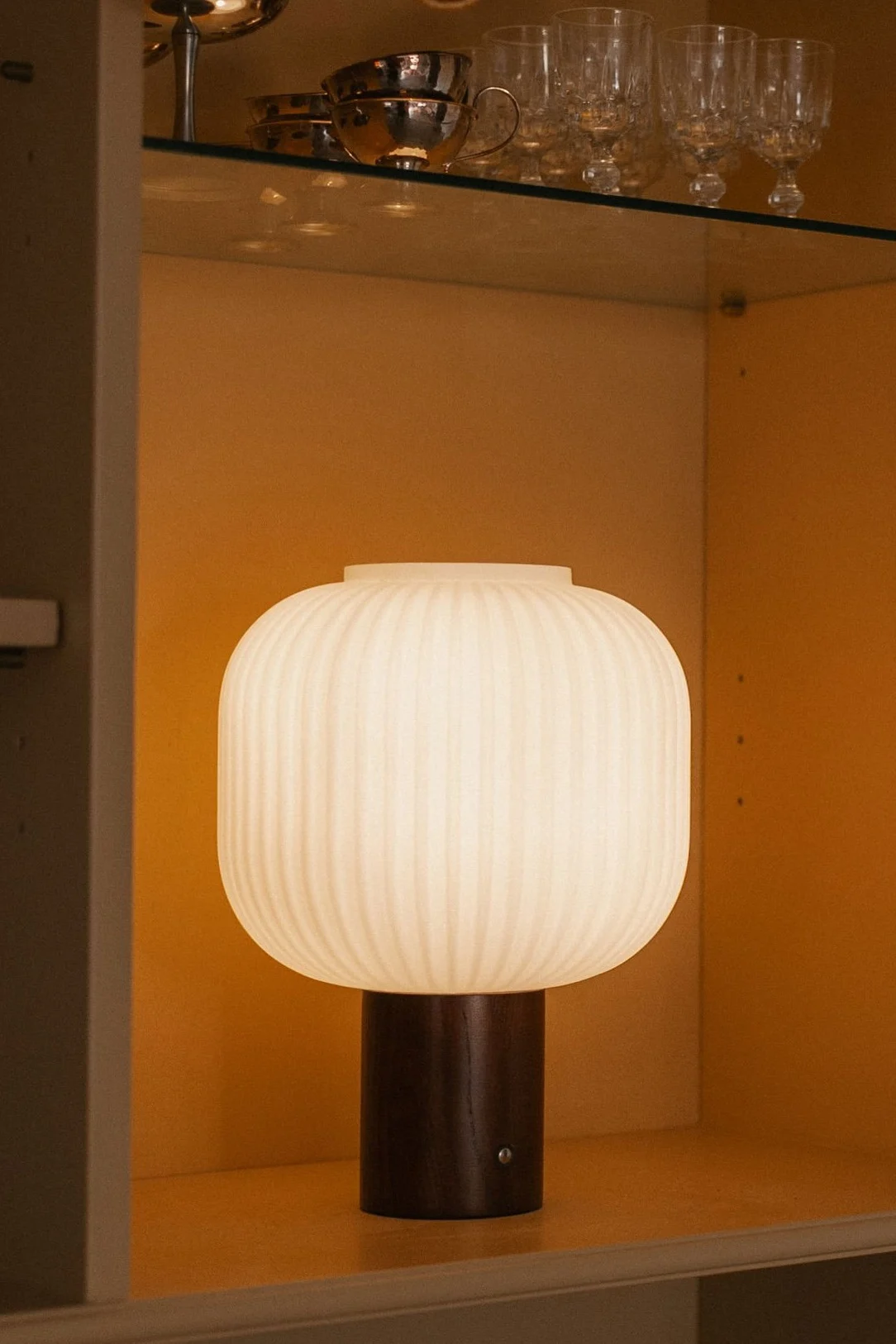 Kies de juiste lamp - een jongetje houdt een lichtgevende lamp in de vorm van een paddenstoel vast.