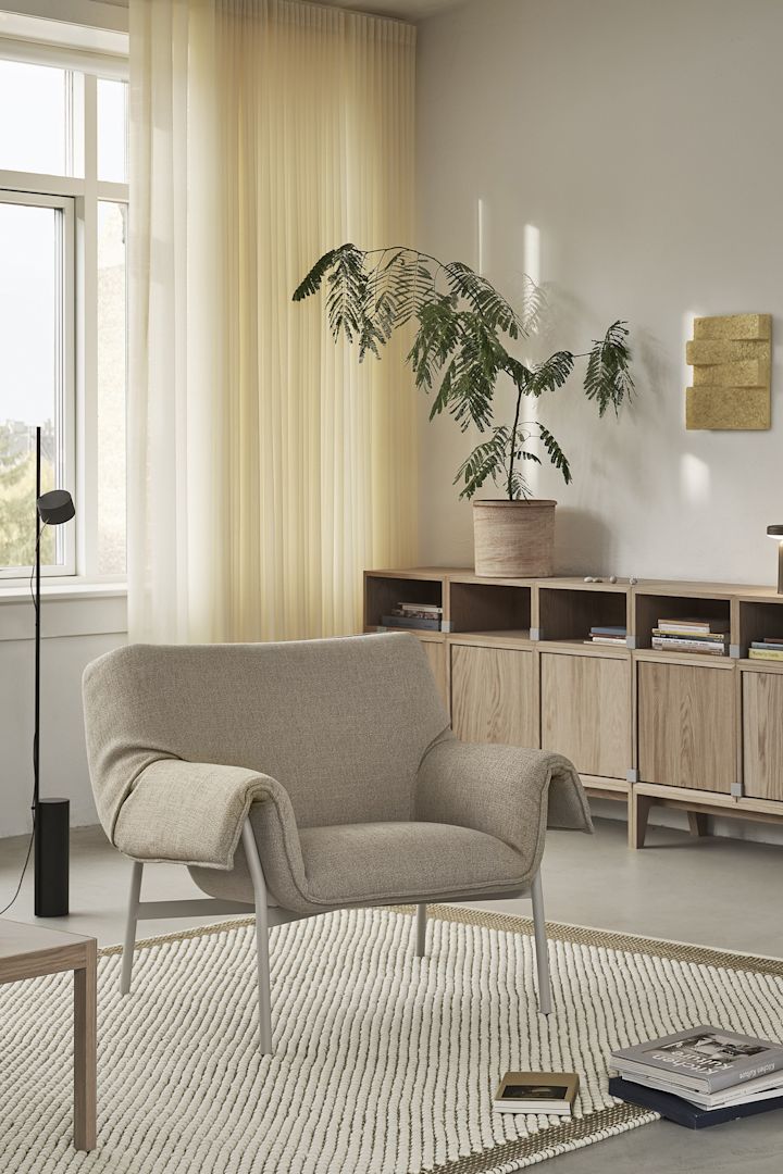 Greige komt terug in de interieurtrends voor 2025. Hier zie je de Wrap lounge stoel van Muuto in een grijs-beige tint. 