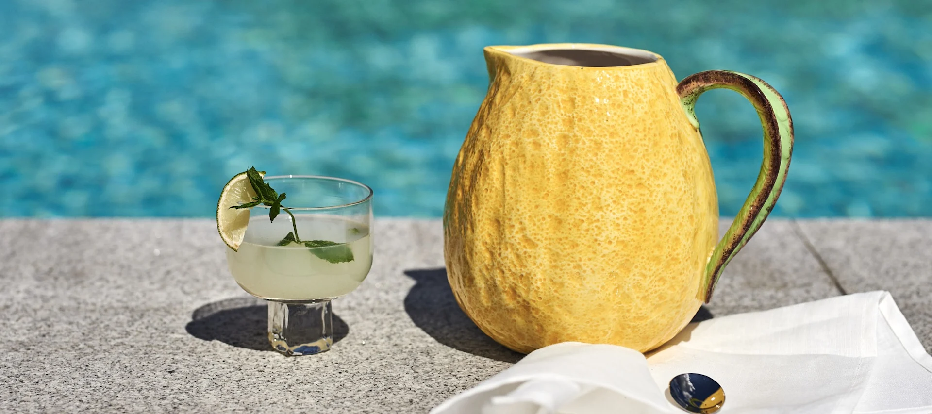 Tips voor makkelijke zomerdrankjes - een verfrissend drankje met meloen en bubbels geserveerd in trendy Ripple longdrinkglazen van Ferm Living.