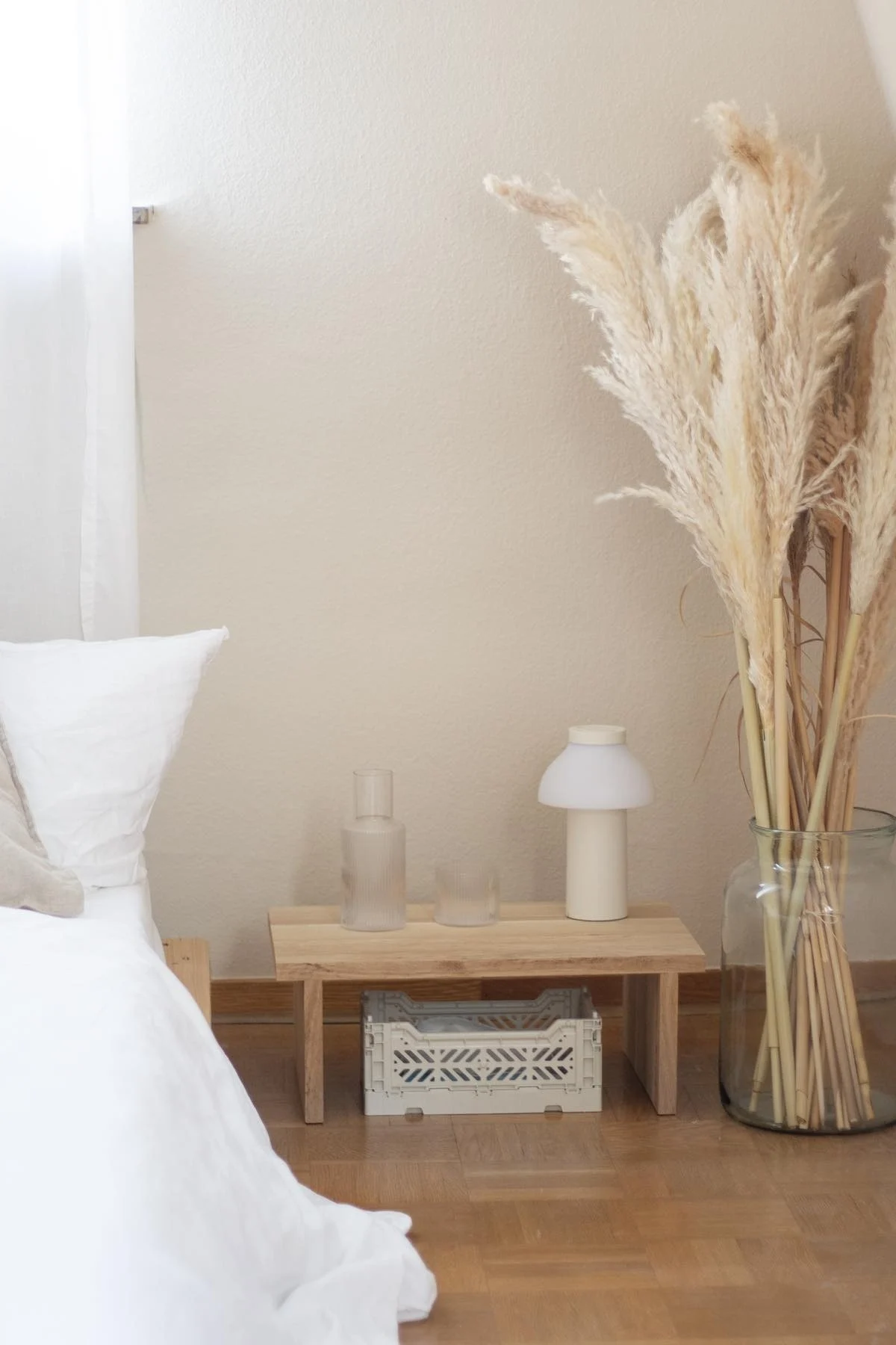 Boho en andere inrichtingsstijlen: De boho-stijl hoeft niet altijd wild en onrustig te zijn. Je kunt het ook in gedempte kleuren creëren, zoals Instagram-gebruiker @b.wohnbar.