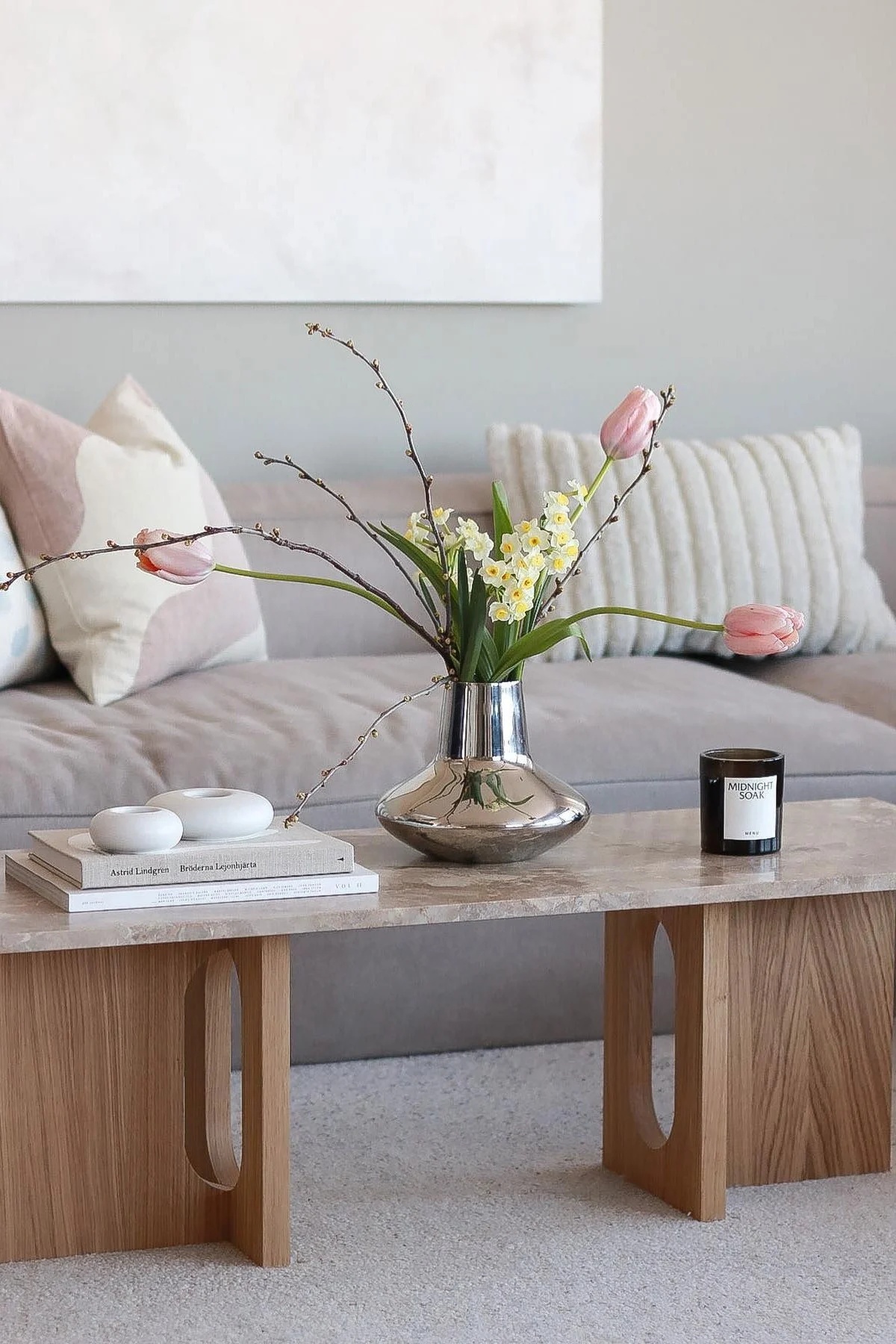 De Henning Koppel vaas met tulpen staat op de Audo Copenhagen Androgyne loungetafel in het huis van @picsbyellen.