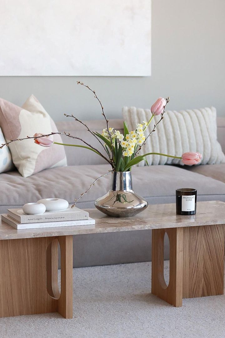 De Henning Koppel vaas met tulpen staat op de Audo Copenhagen Androgyne loungetafel in het huis van @picsbyellen.