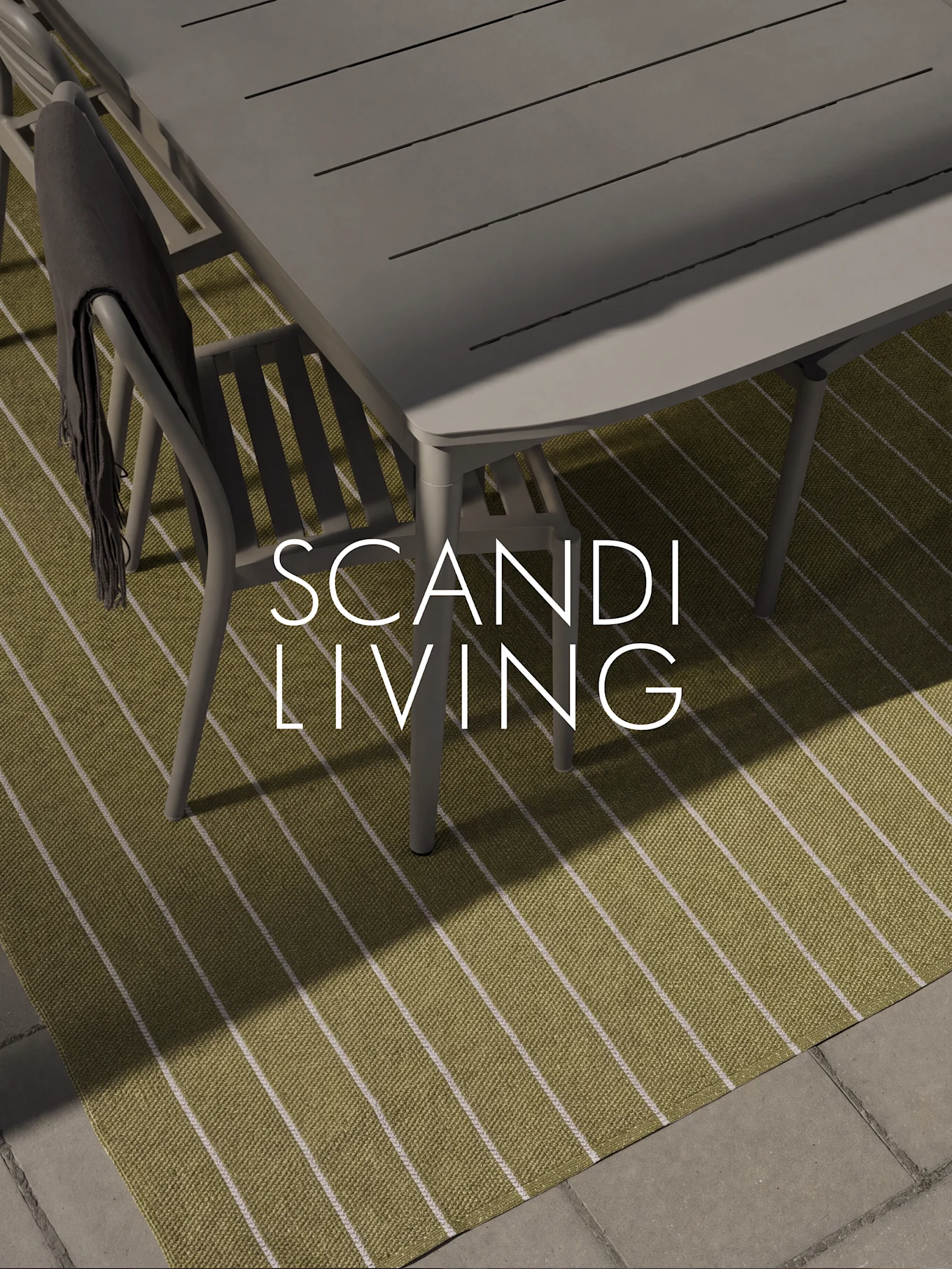 Buiten eethoek op groen gestreept vloerkleed met donkere plaid, tekst 'SCANDI LIVING' overlay.