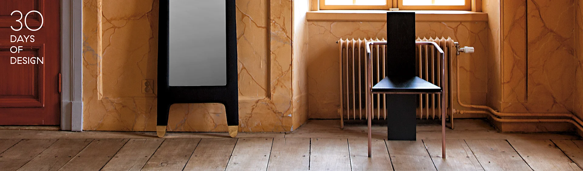 Moderne zwarte stoel met koperen poten, hoge donkere spiegel met gouden voeten, in een kamer met gestructureerde muren. Tekst: 30 DAYS OF DESIGN.