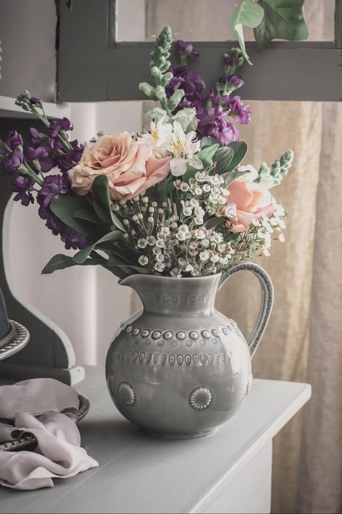 Boho en andere interieurstijlen: Zet pastelkleurige bloemen in een pot zoals deze van PotteryJo, zoals Instagram-gebruikster @bellalulu.interiors doet, voor een romantische, rustieke look.