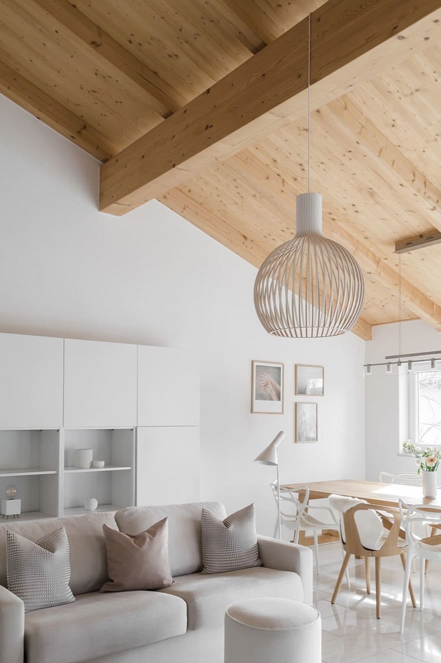 Boho en andere inrichtingsstijlen: Hier zie je de zeer klassiek Scandinavische woon- en eetkamer van Instagram-gebruiker @wiesoeigentlichnicht.