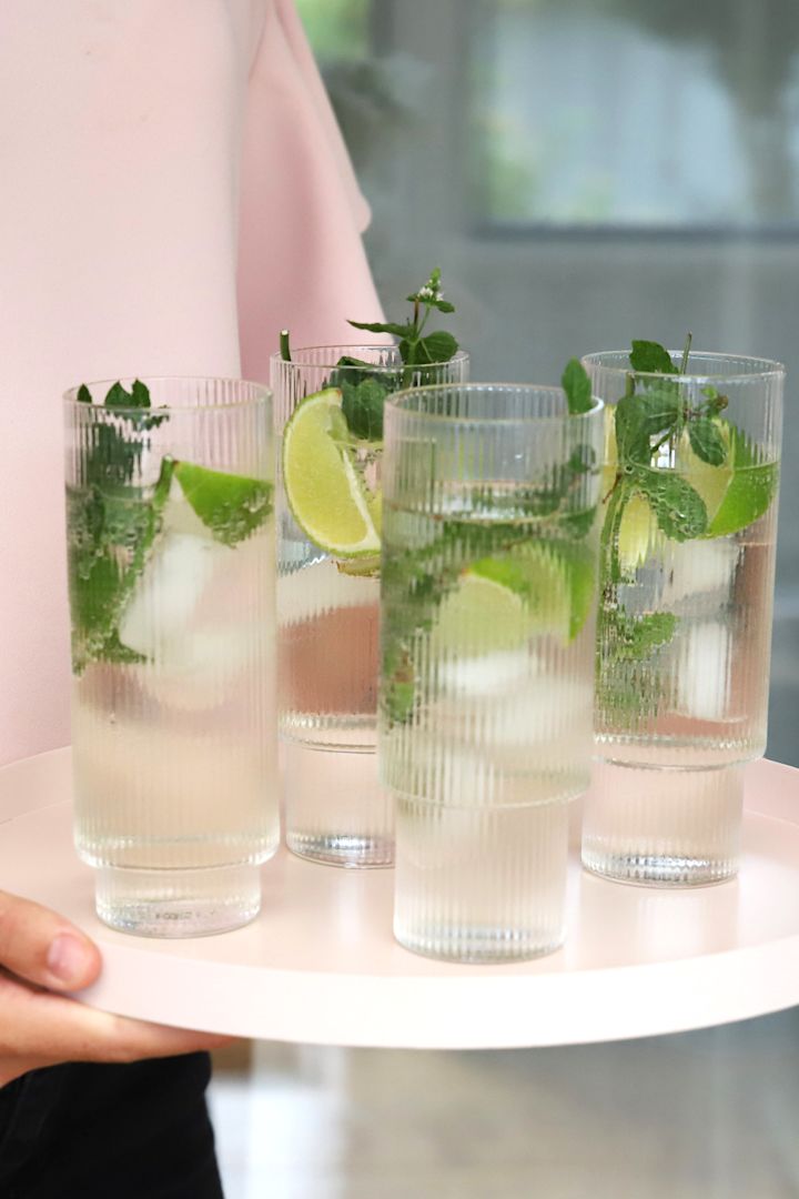 Verschillende soorten cocktailglazen: Welk glas voor welke cocktail? Hier zie je de Ripple longdrinkglazen van ferm LIVING, perfect voor verfrissende mojito's.
