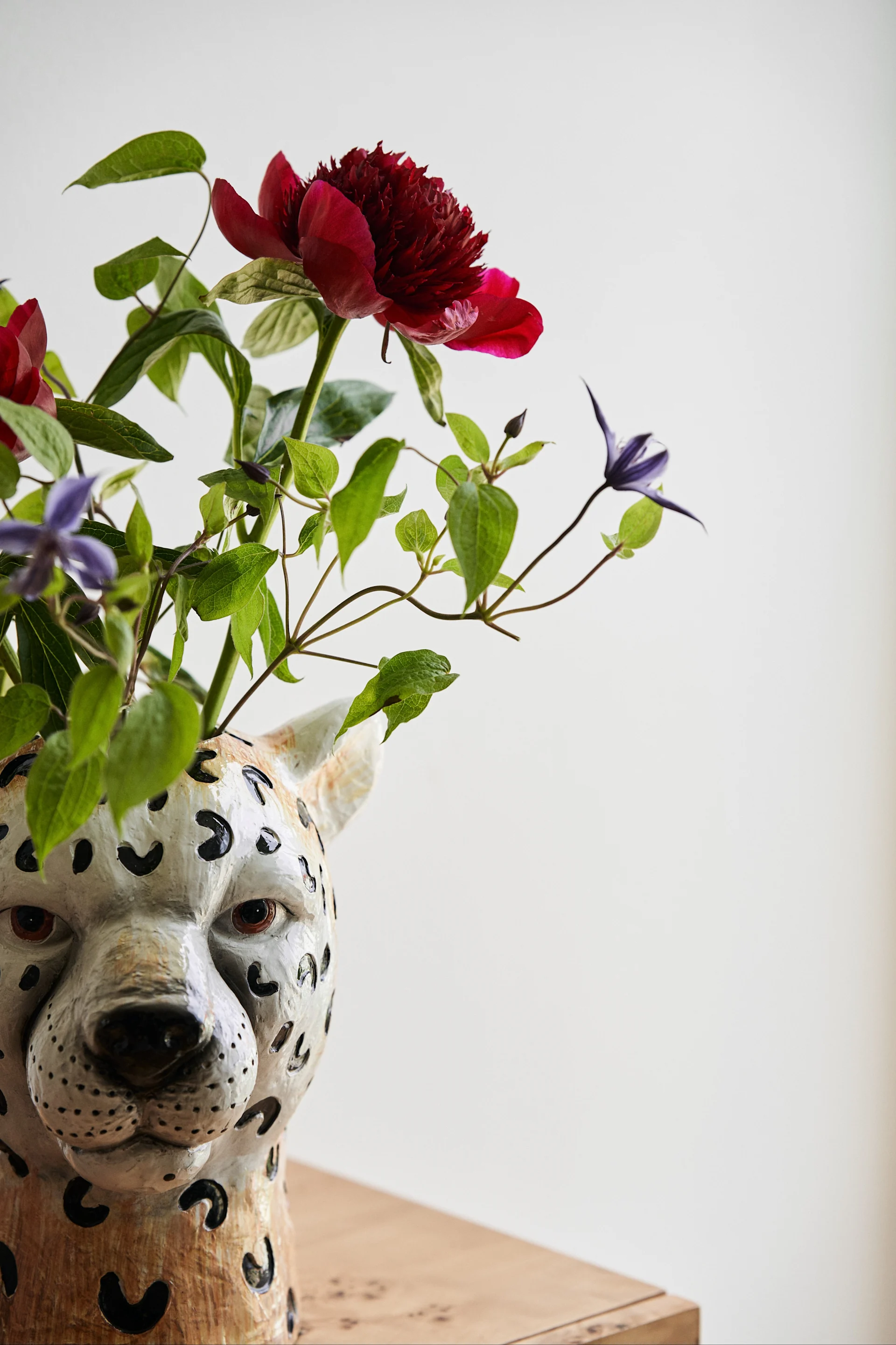 De Cheetah-vaas van Byon was het begin van het succesverhaal van het merk. Hier een close-up van de Cheetah-vaas met een boeket bloemen in donkerrood en blauw.