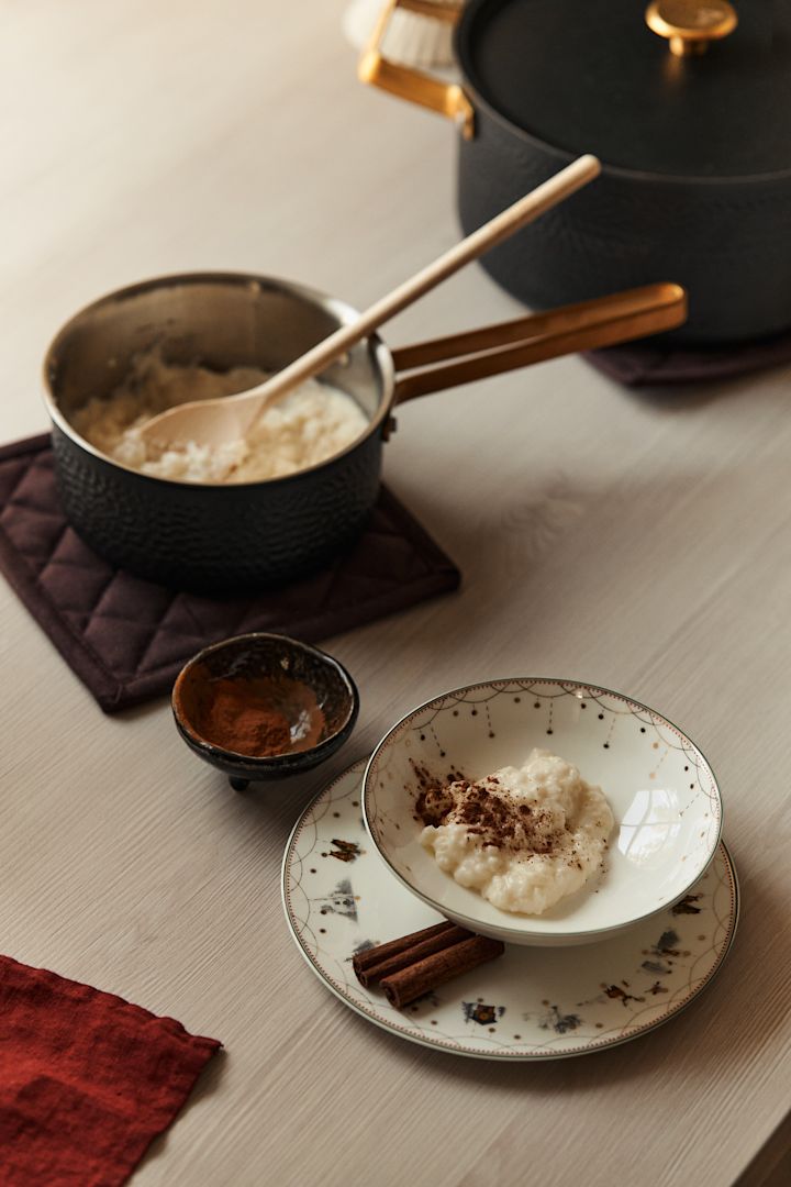 Iets typisch Scandinavisch voor de winter is Tomtegröt, een soort rijstpudding, hier versierd met kaneel en geserveerd op kerstservies van Wik & Walsøe.