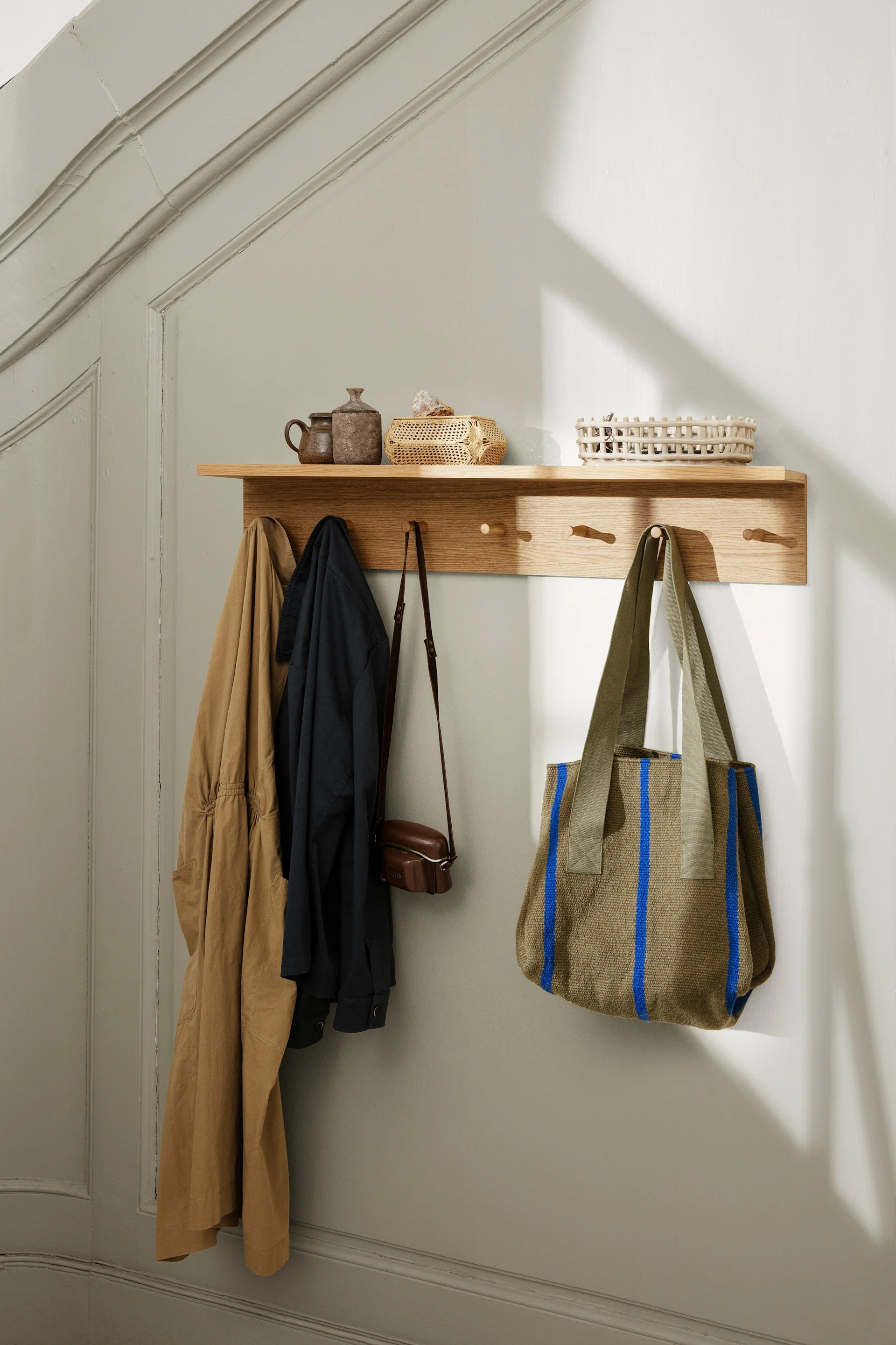 Hoe je een kleine hal inricht: inspiratie van ferm LIVING om de hal op te ruimen met een open garderobe en een gecombineerde plank met haken.