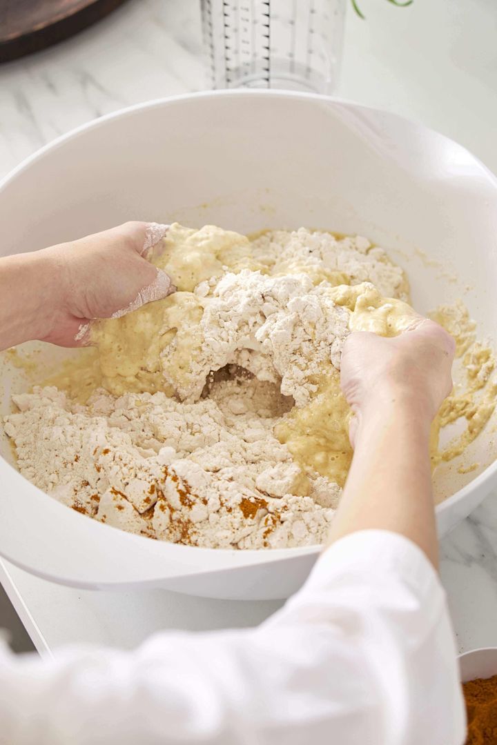 Kneed het deeg voor je Semlor goed door, bijvoorbeeld in de witte Margrethe kom van Rosti.