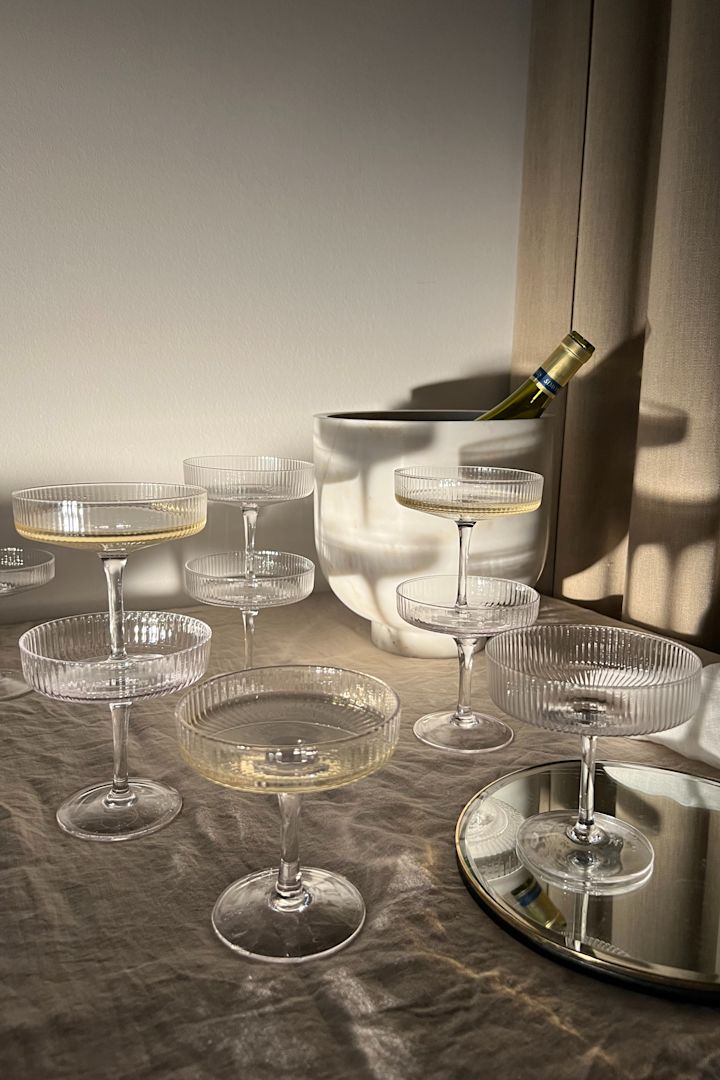 De Ripple champagneglazen 2-pack van Ferm Living is het perfecte huwelijkscadeau voor de bruid en bruidegom die van bubbels houden!