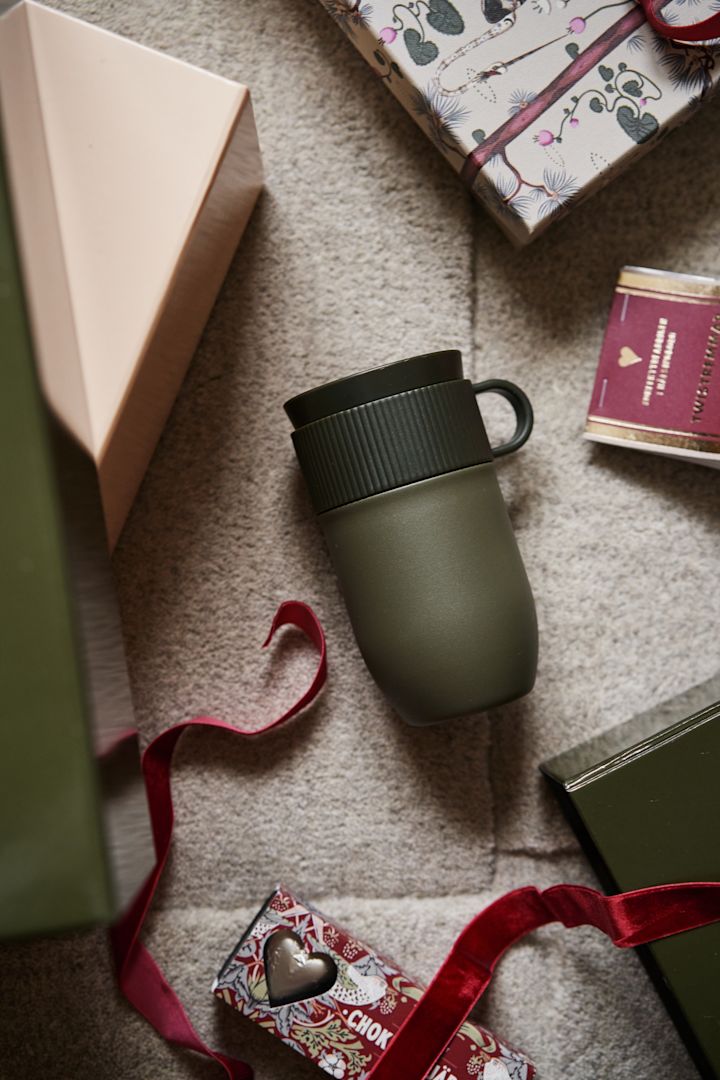 Kerstcadeau tips: de stijlvolle karaf met bijpassende glazen komt uit de Ripple collectie van ferm LIVING en is een uitstekend kerstcadeau, vooral voor een trendliefhebber.