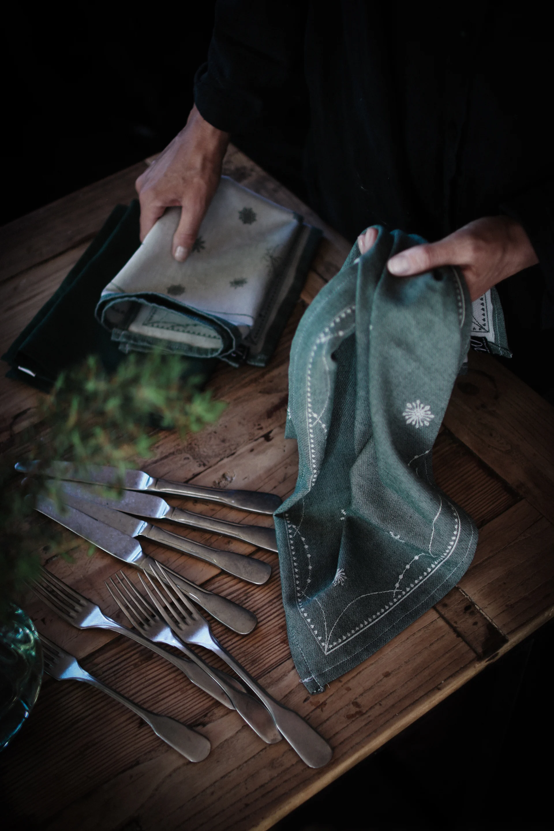 Een tafel met bestek en de Julemorgen-servetten van Wik & Walsøe.