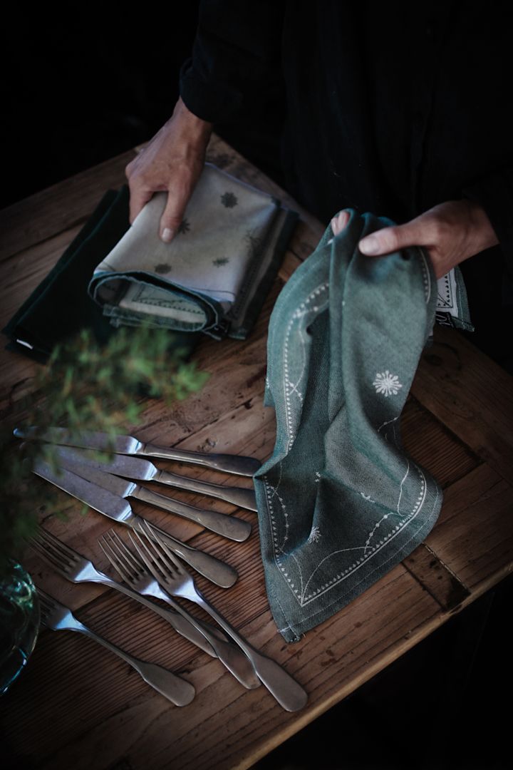 Een tafel met bestek en de Julemorgen-servetten van Wik & Walsøe.
